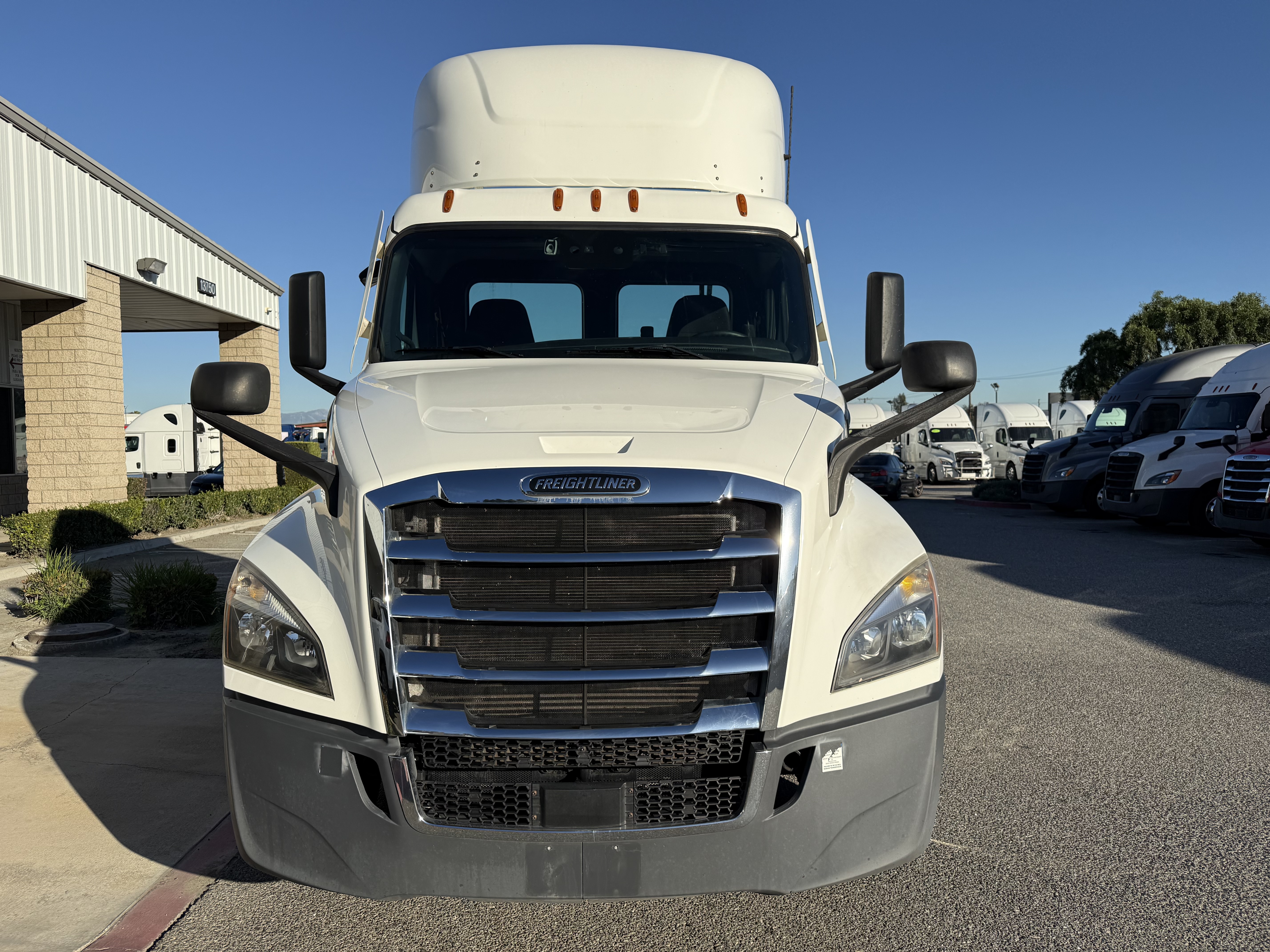 2021 Freightliner Cascadia in Fontana, CA — photo 2