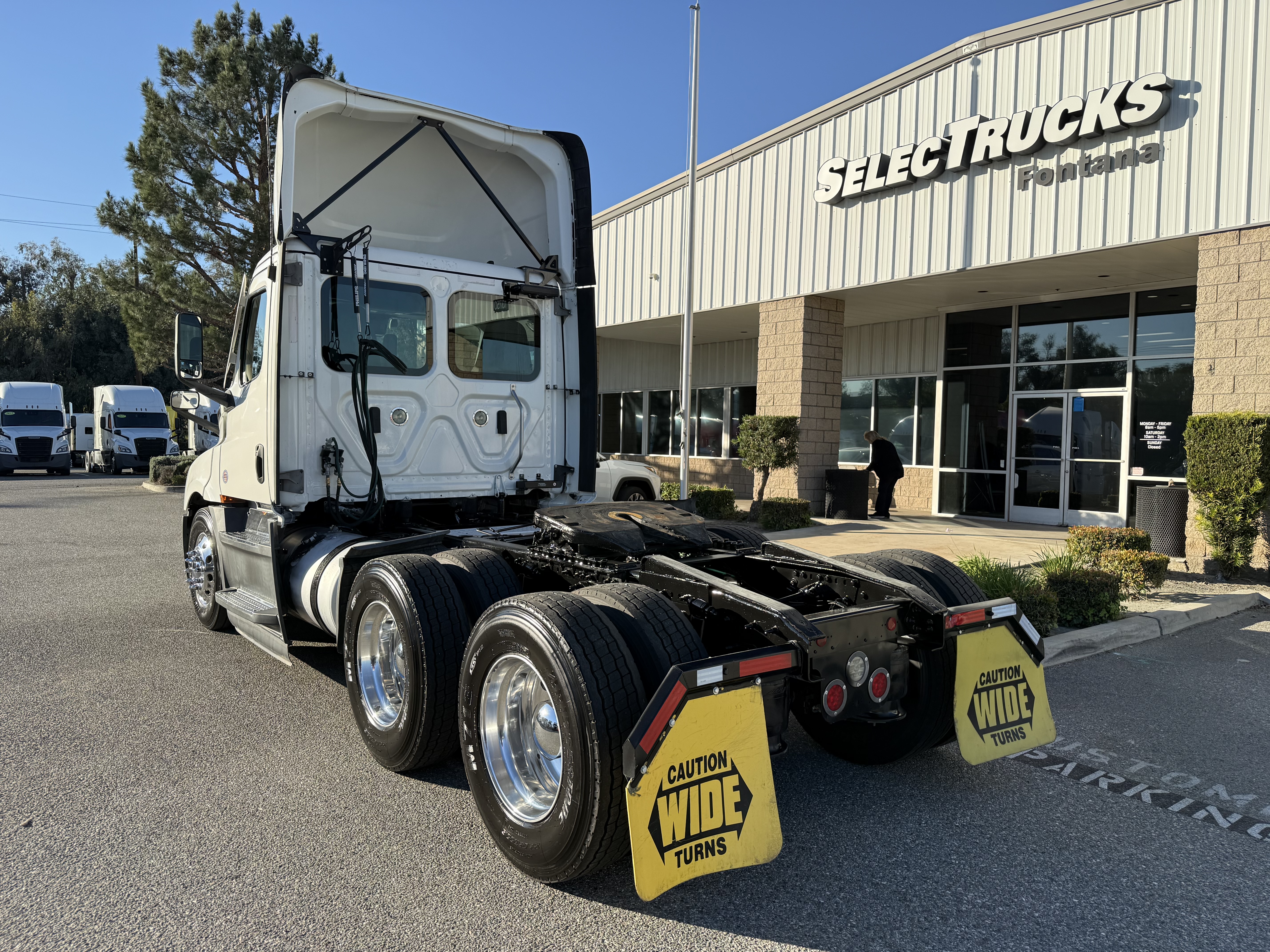2021 Freightliner Cascadia in Fontana, CA — photo 4