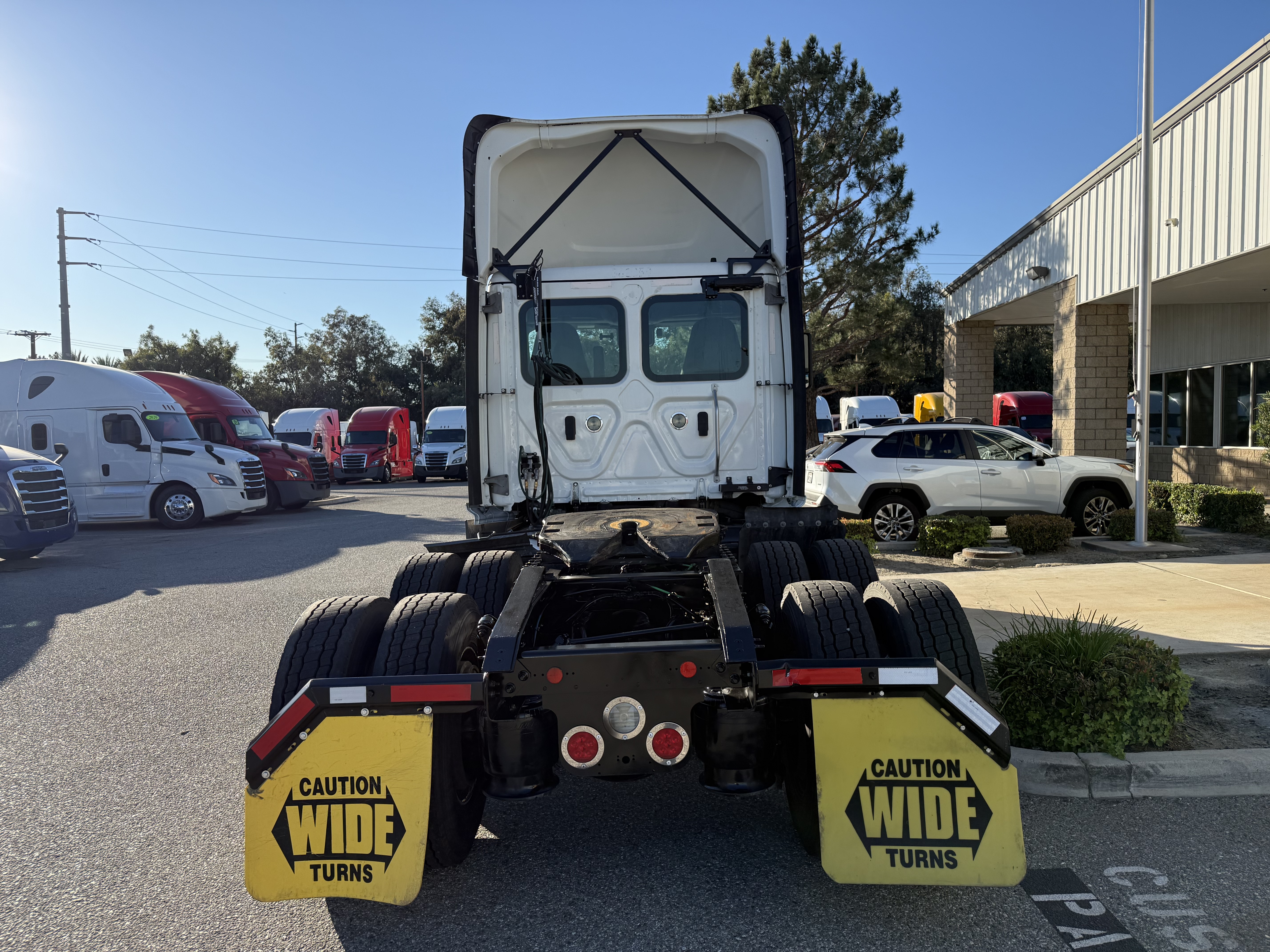 2021 Freightliner Cascadia in Fontana, CA — photo 5