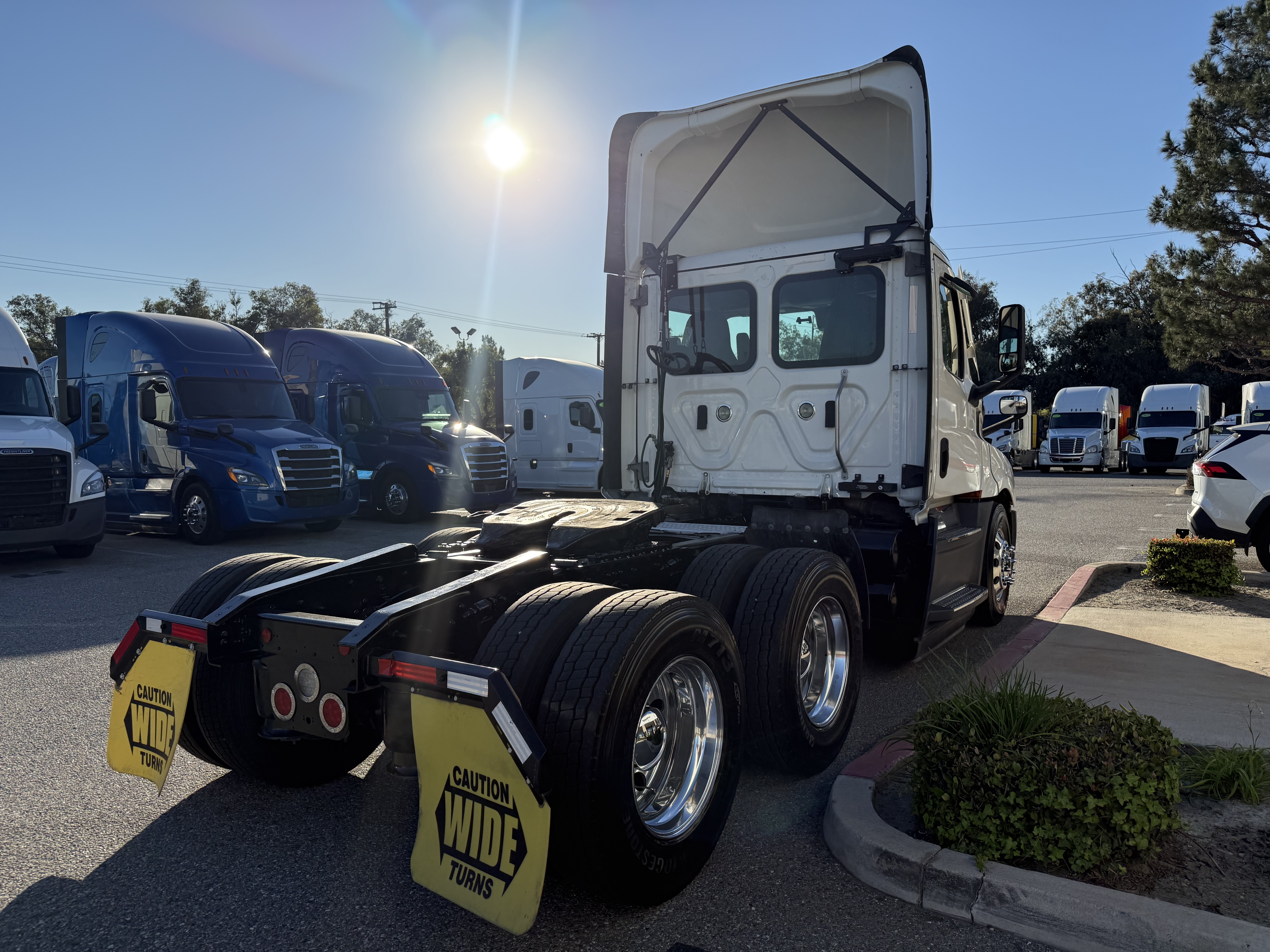2021 Freightliner Cascadia in Fontana, CA — photo 6
