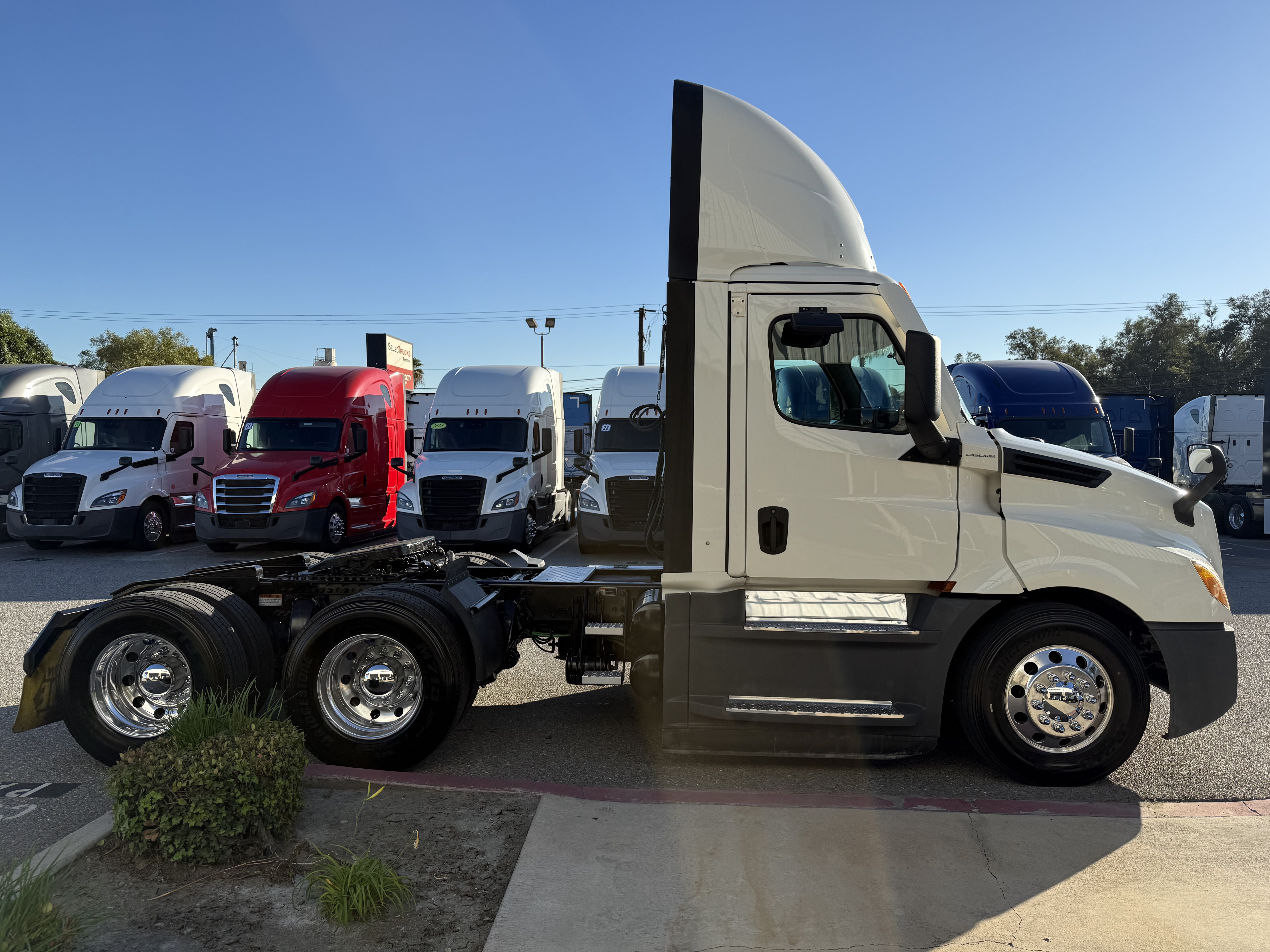 2021 Freightliner Cascadia in Fontana, CA — photo 7