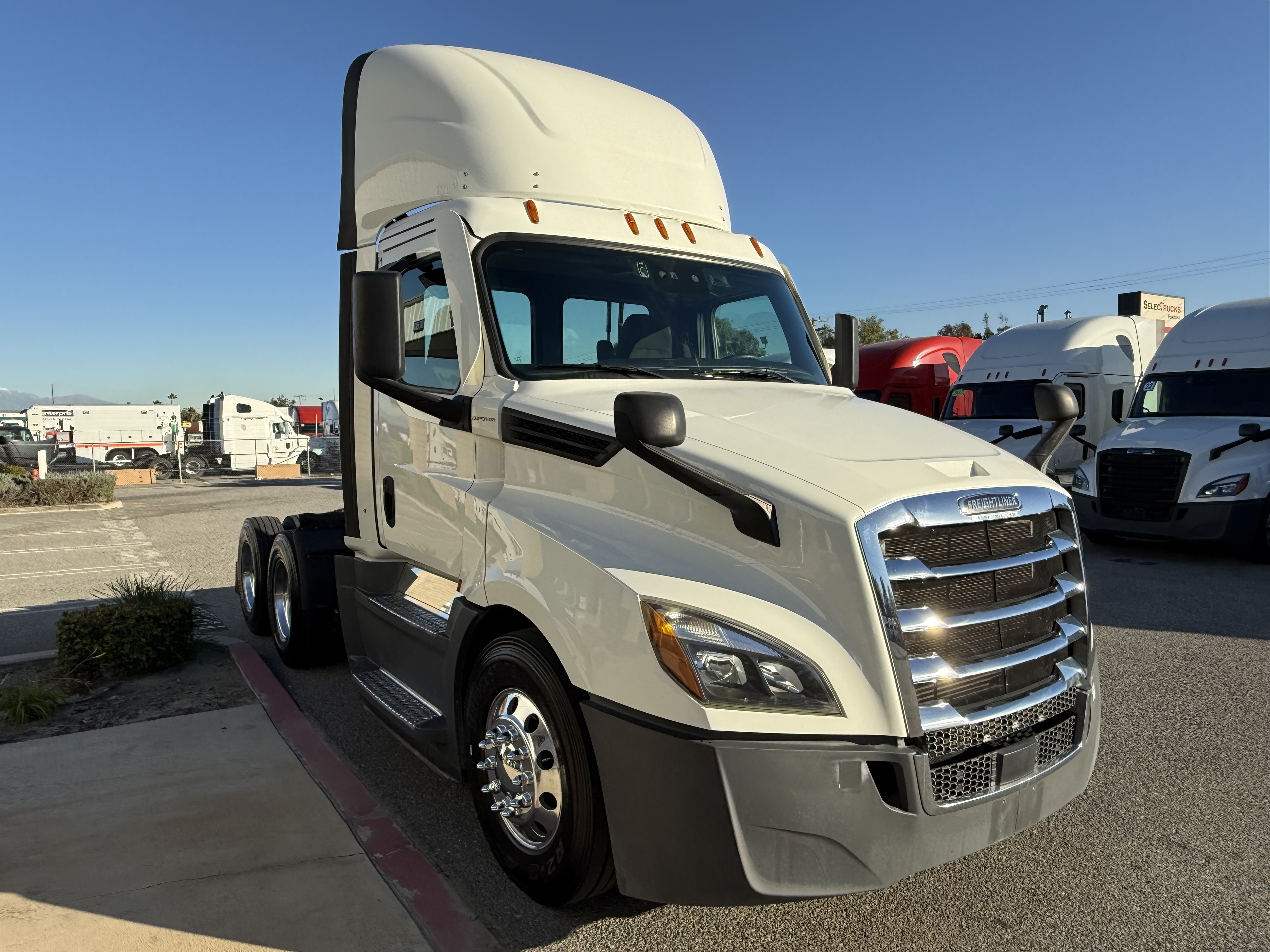 2021 Freightliner Cascadia in Fontana, CA — photo 8
