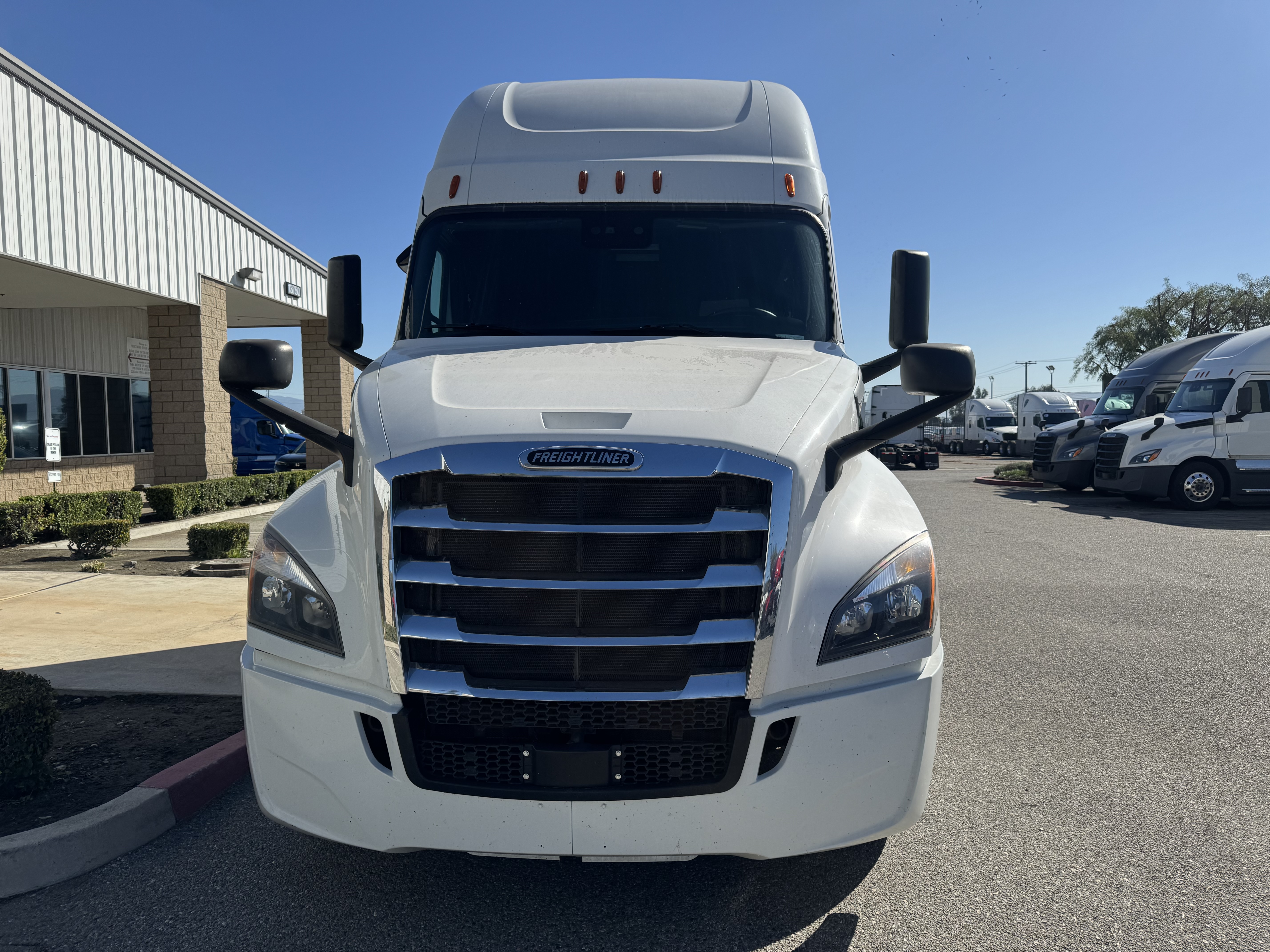 2020 Freightliner Cascadia in Fontana, CA — photo 2