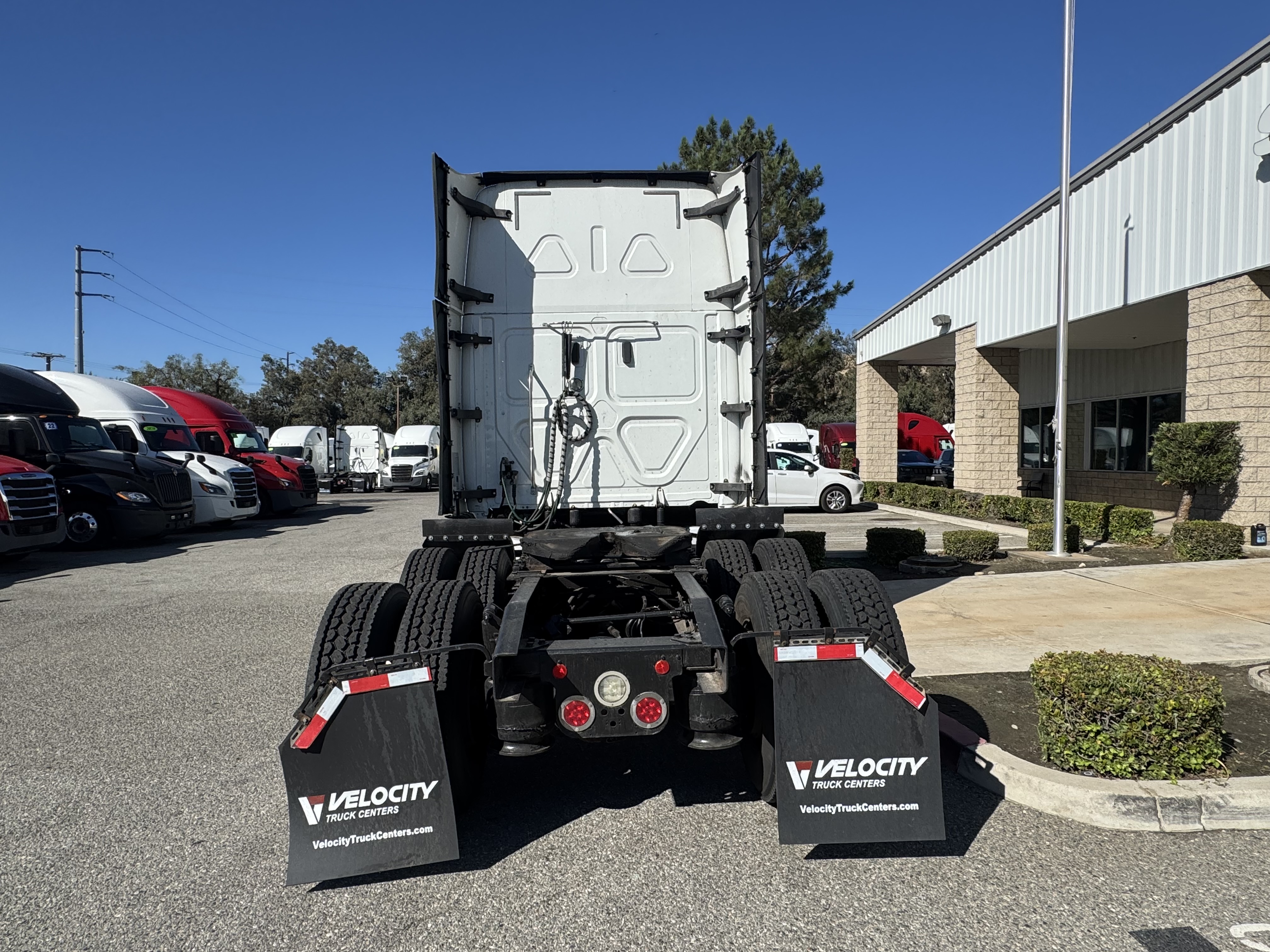 2020 Freightliner Cascadia in Fontana, CA — photo 5