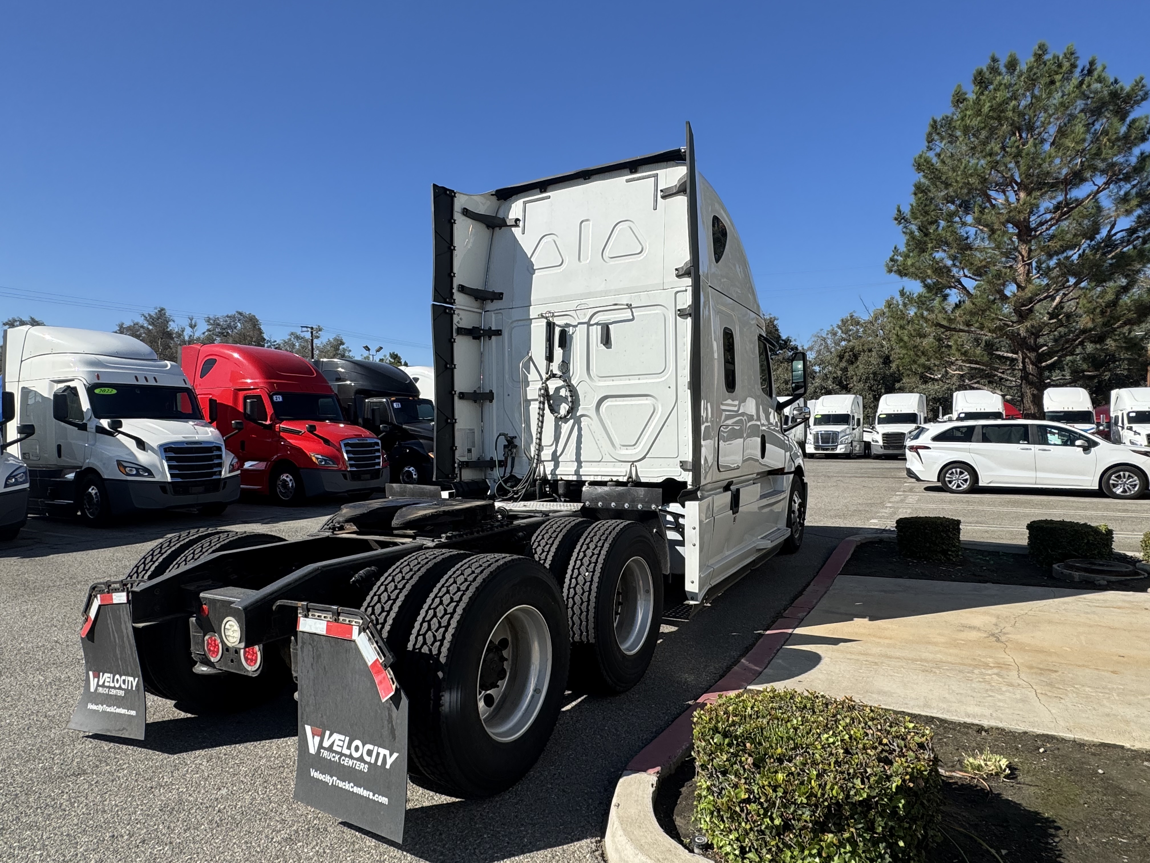 2020 Freightliner Cascadia in Fontana, CA — photo 6
