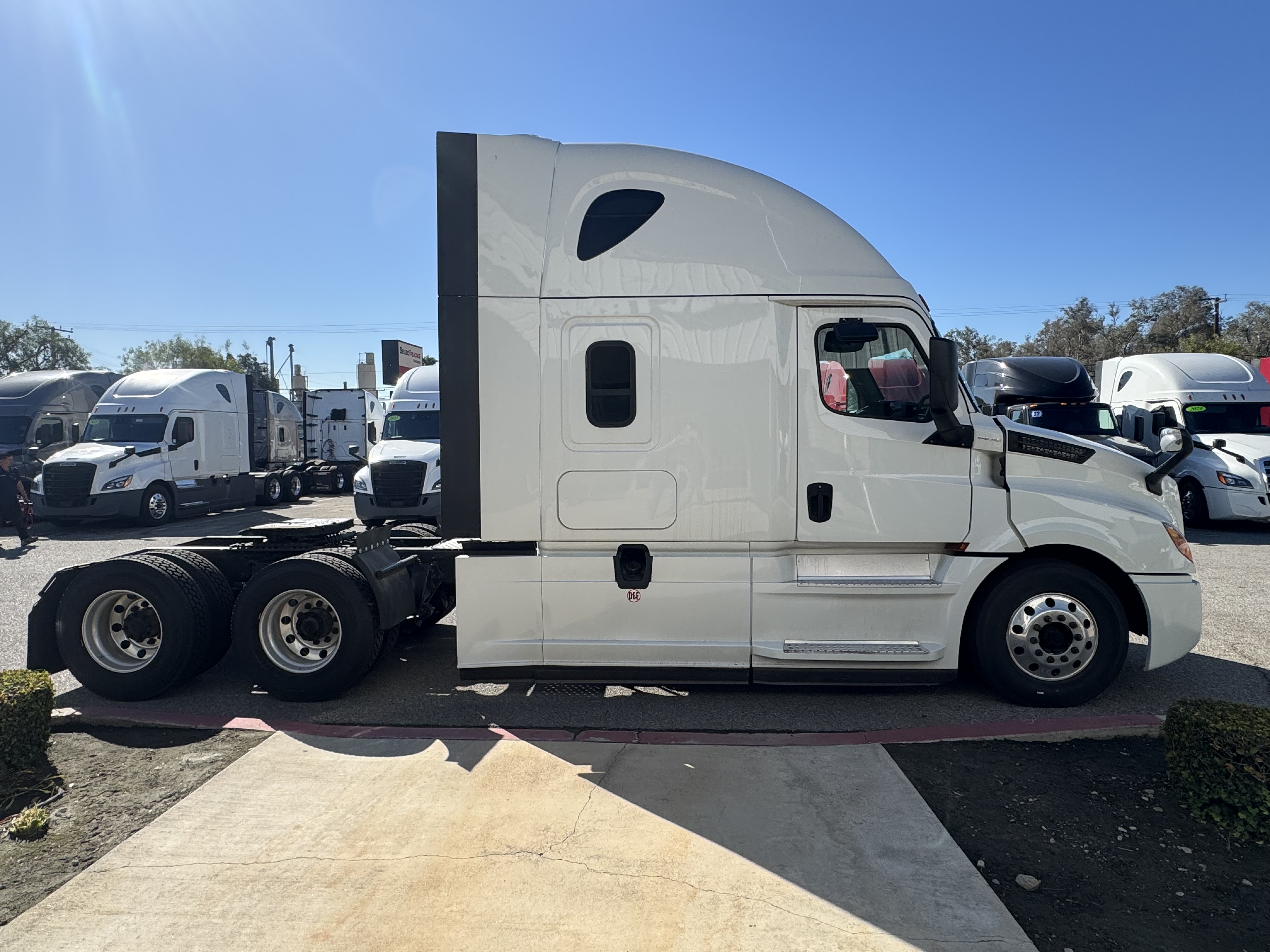 2020 Freightliner Cascadia in Fontana, CA — photo 7