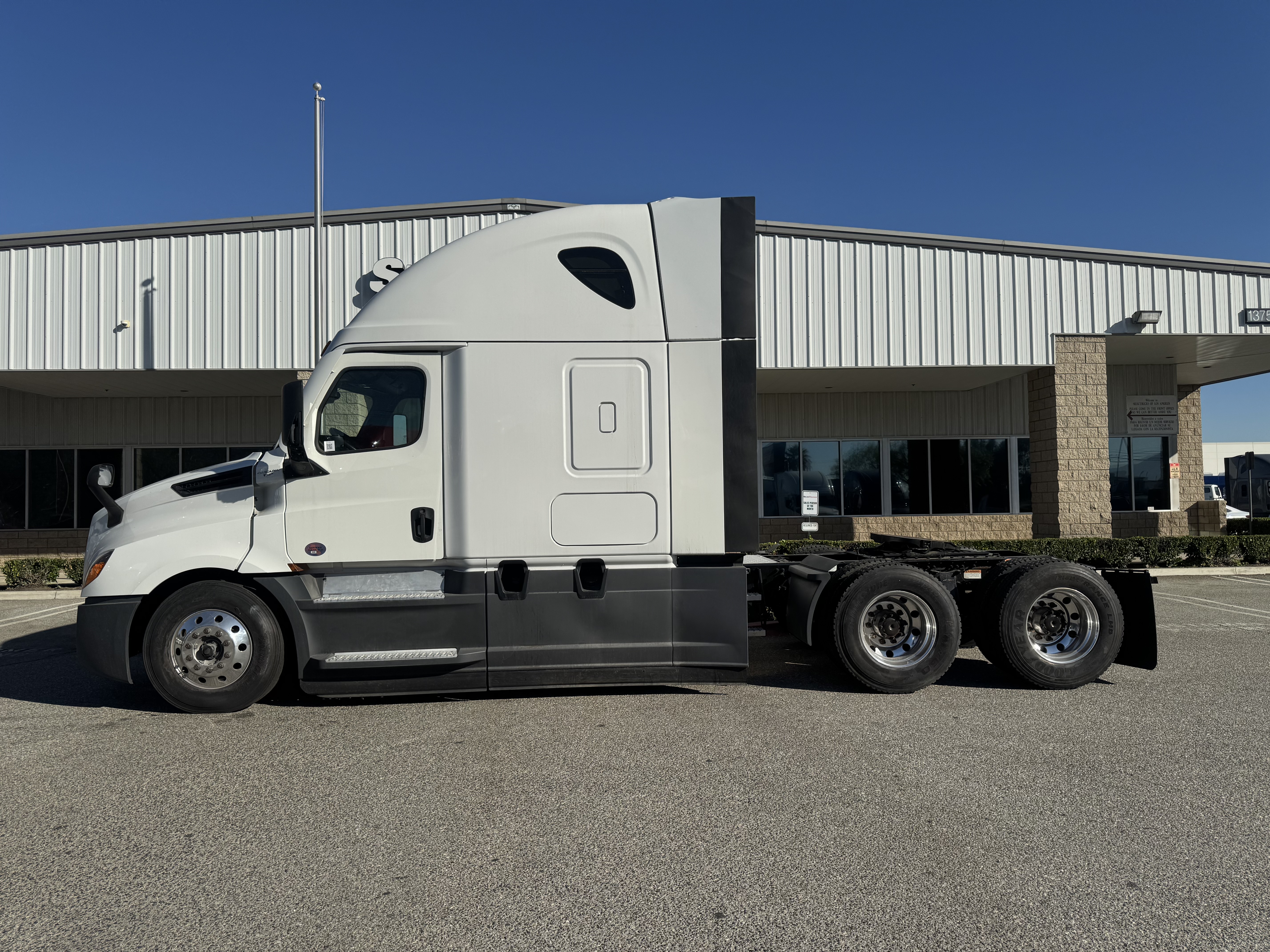 2023 Freightliner Cascadia in Fontana, CA — photo 3