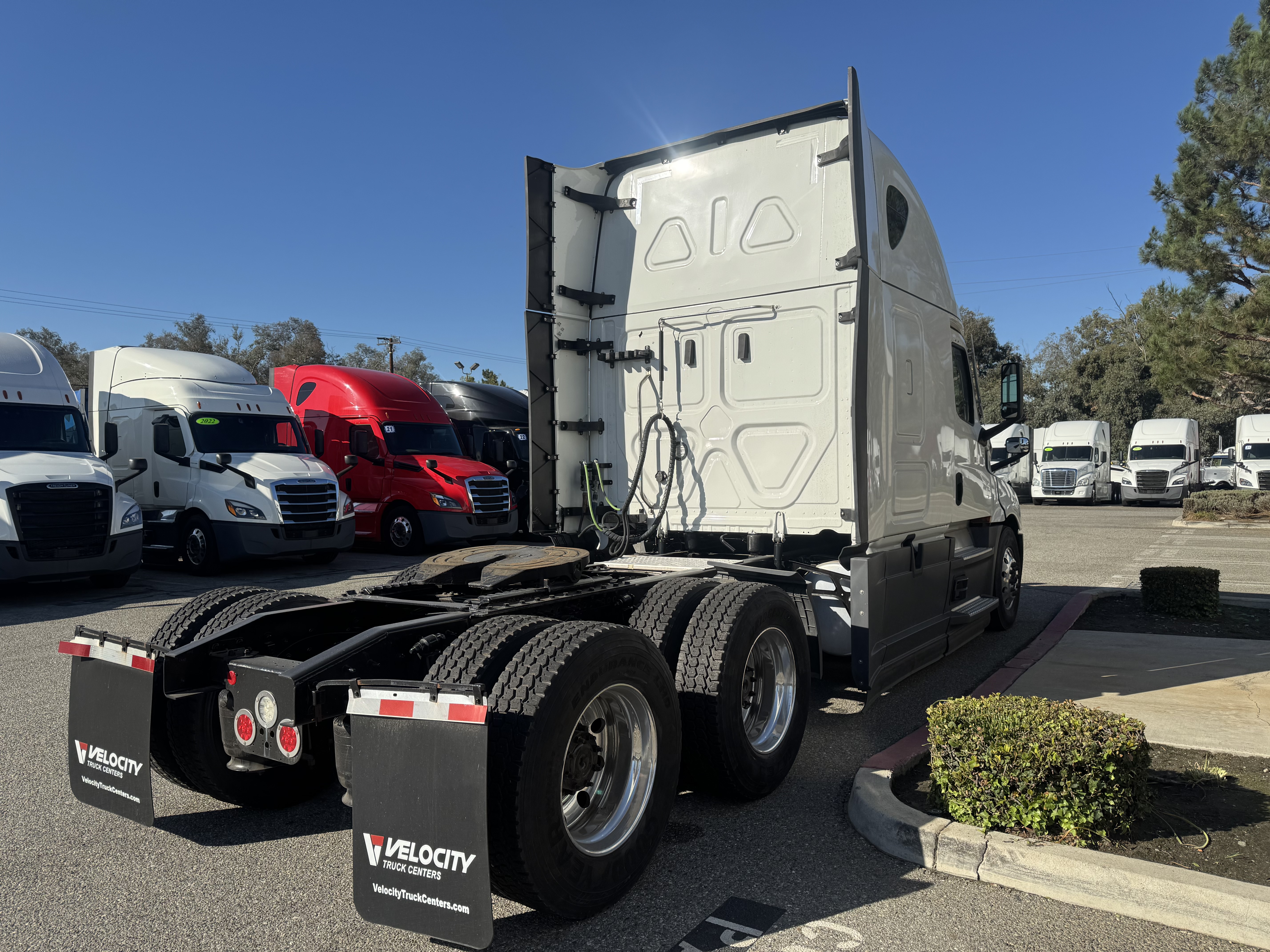 2023 Freightliner Cascadia in Fontana, CA — photo 6