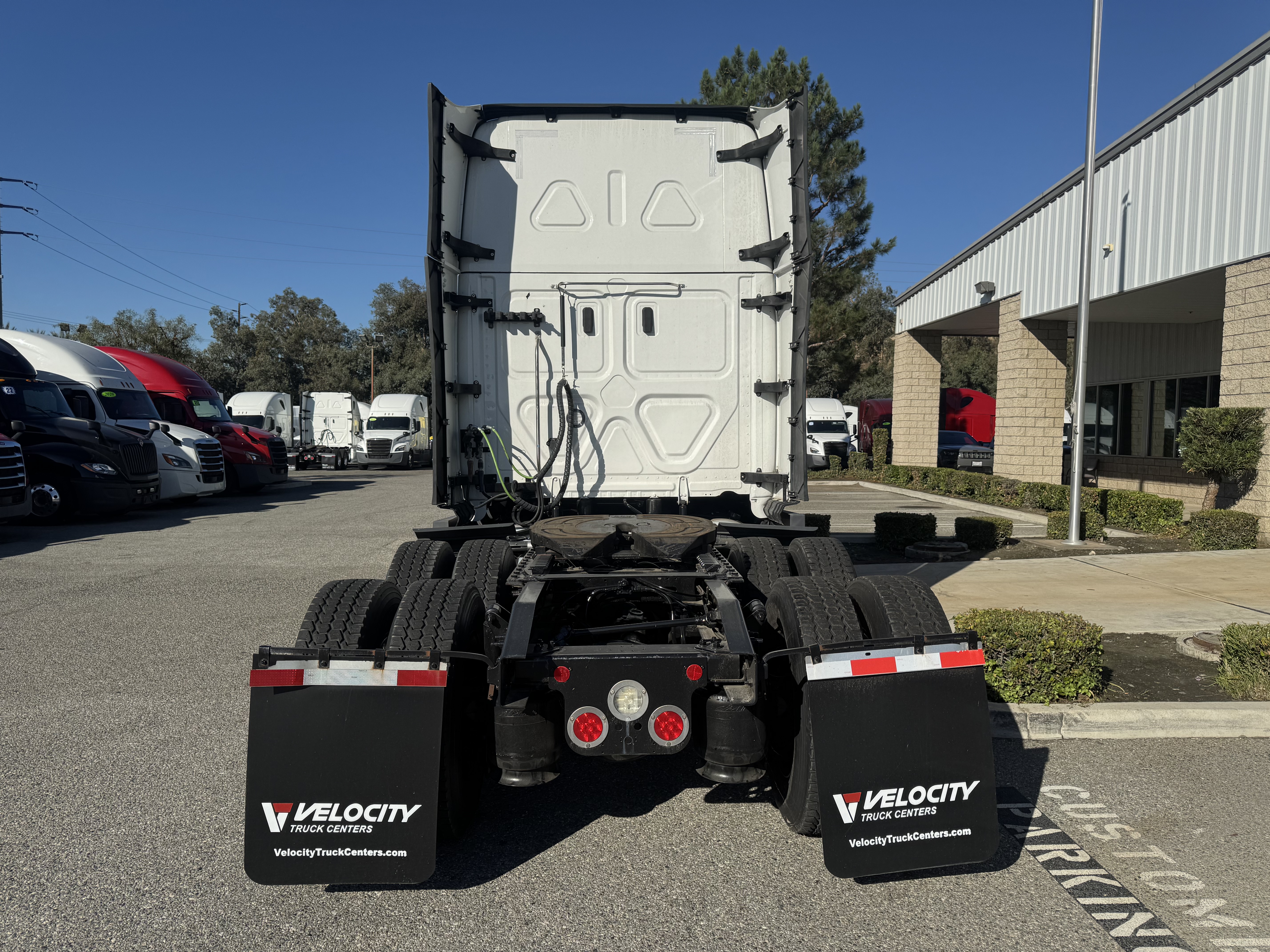 2023 Freightliner Cascadia in Fontana, CA — photo 5