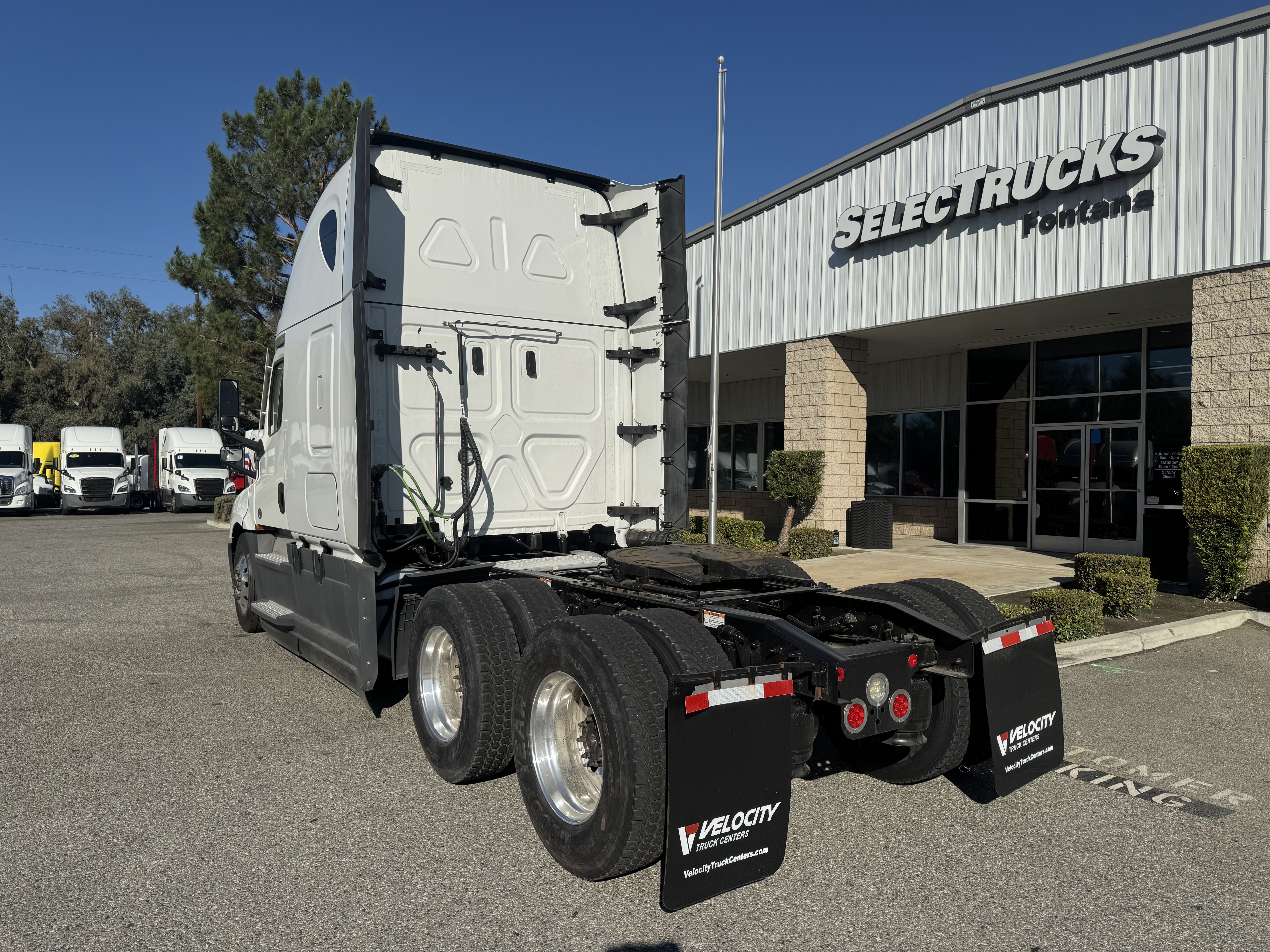 2023 Freightliner Cascadia in Fontana, CA — photo 4