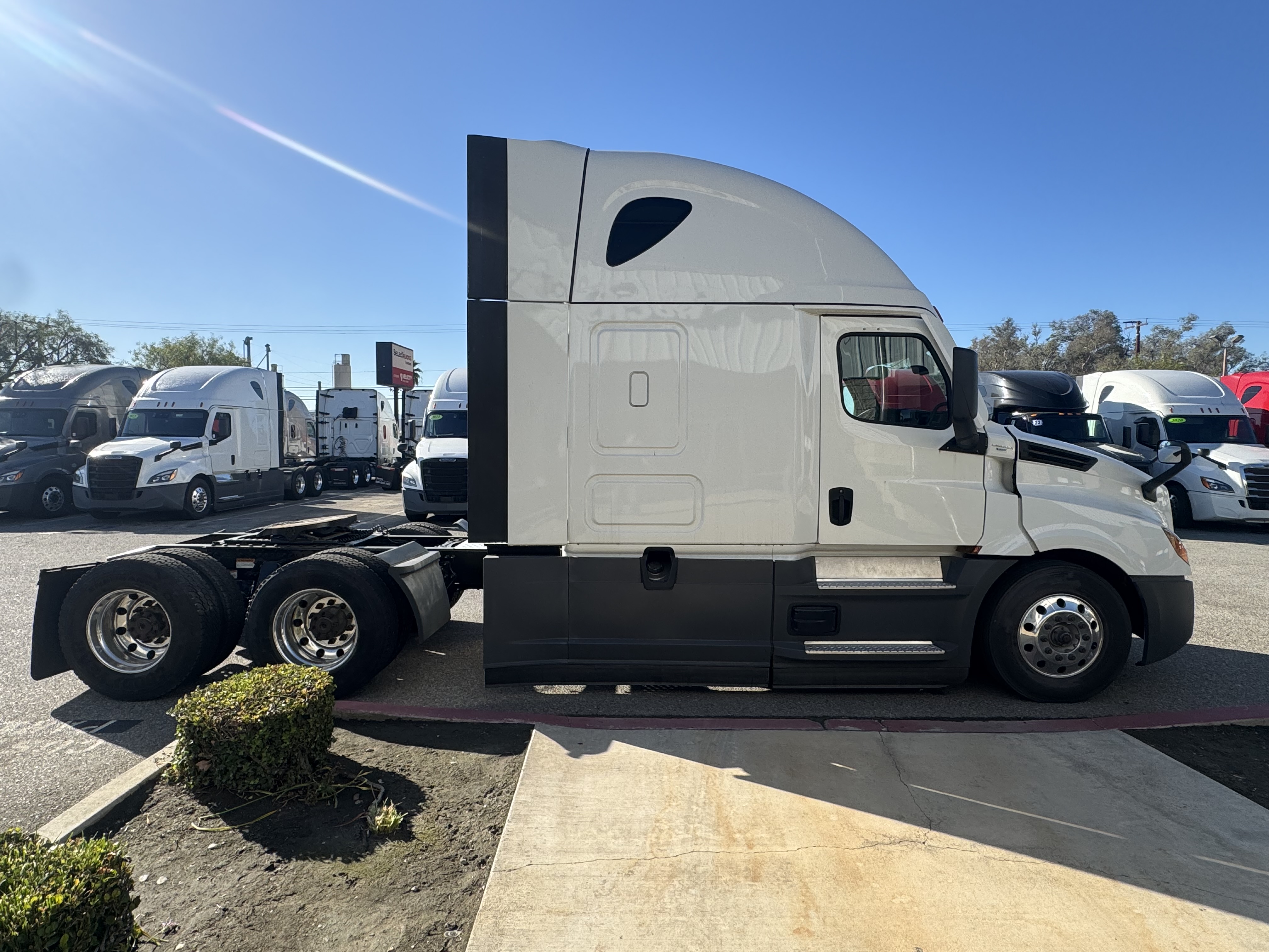 2023 Freightliner Cascadia in Fontana, CA — photo 7