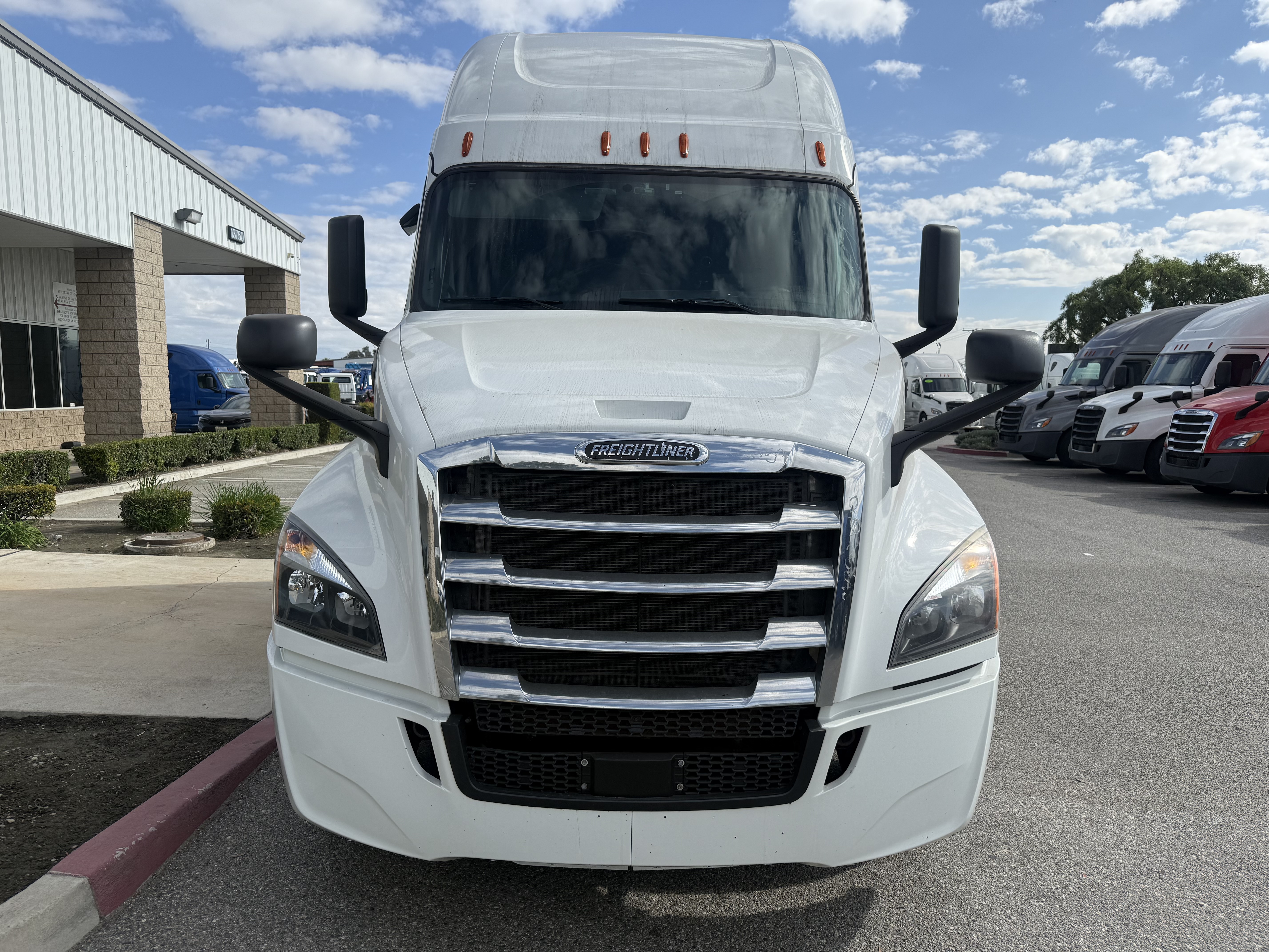 2020 Freightliner Cascadia in Fontana, CA — photo 2