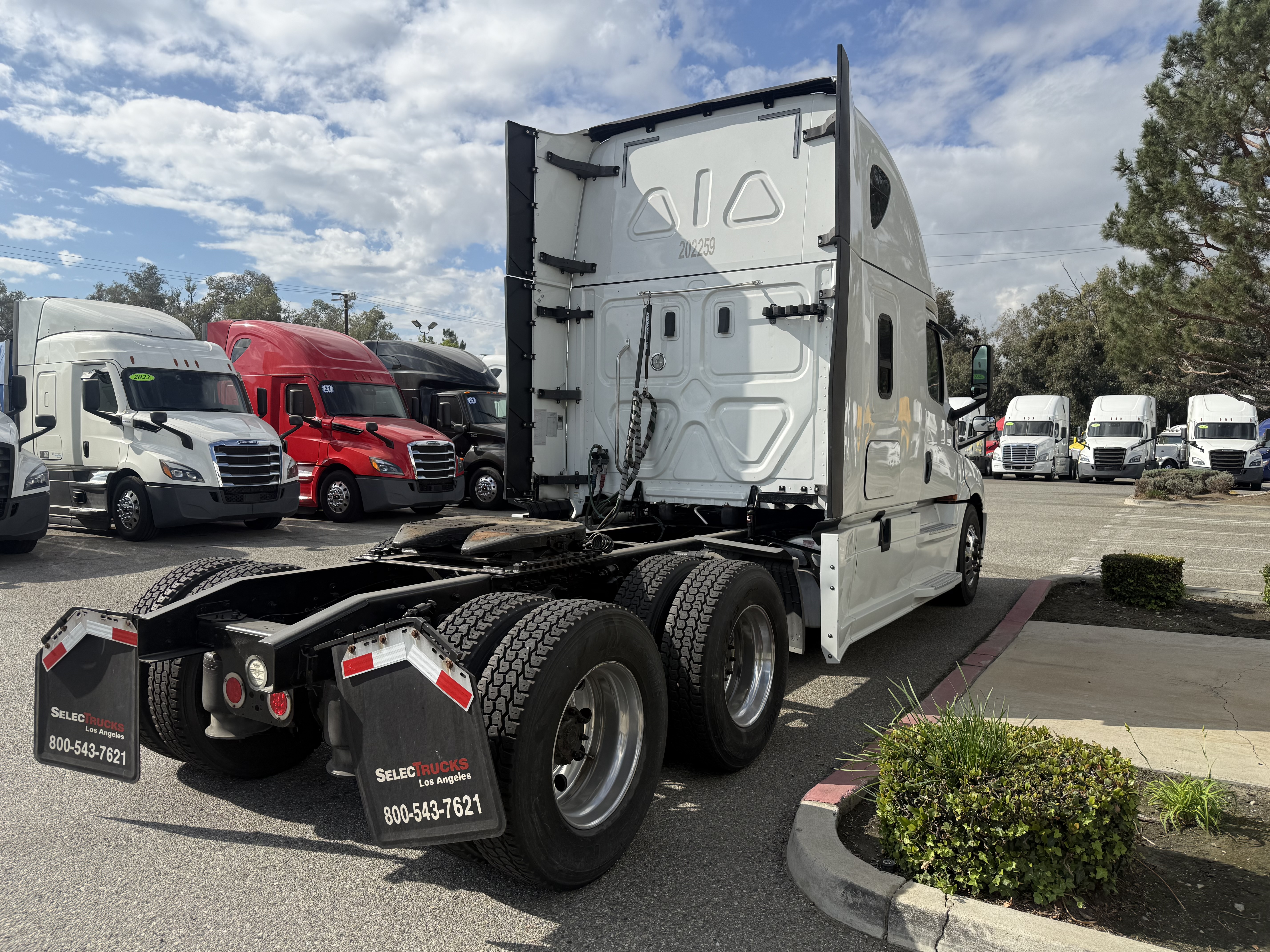 2020 Freightliner Cascadia in Fontana, CA — photo 6