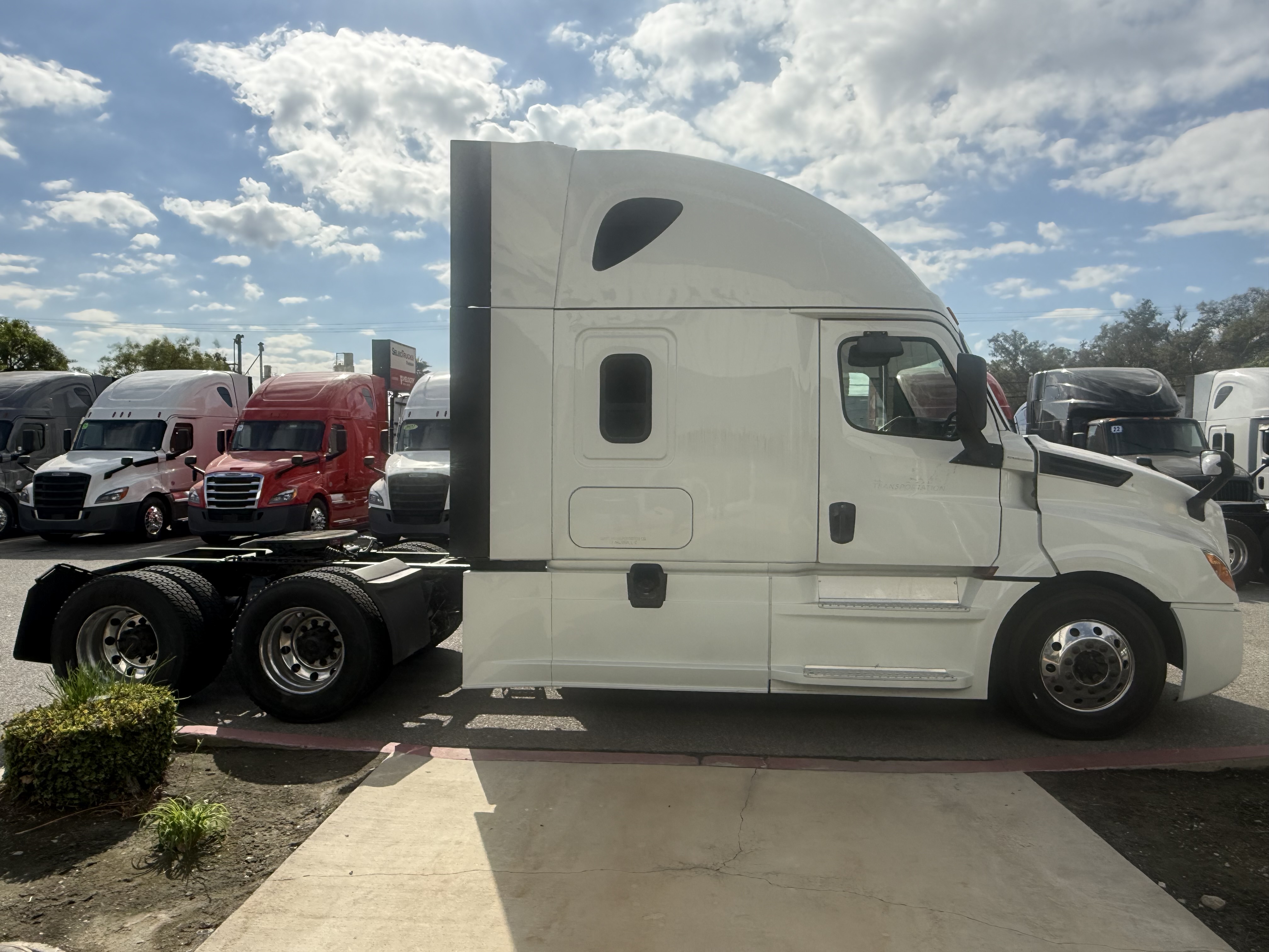 2020 Freightliner Cascadia in Fontana, CA — photo 7