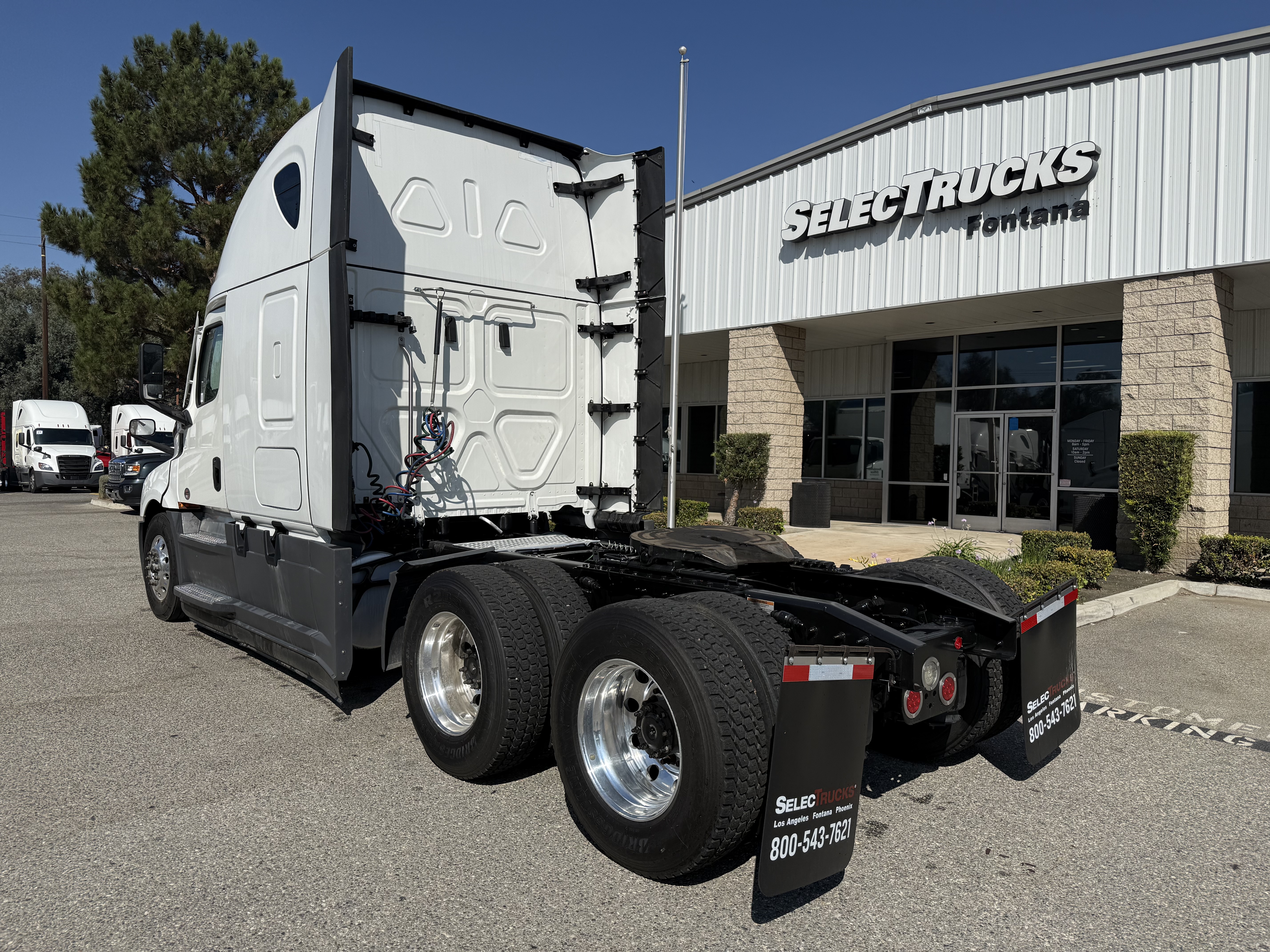 2023 Freightliner Cascadia in Fontana, CA — photo 3