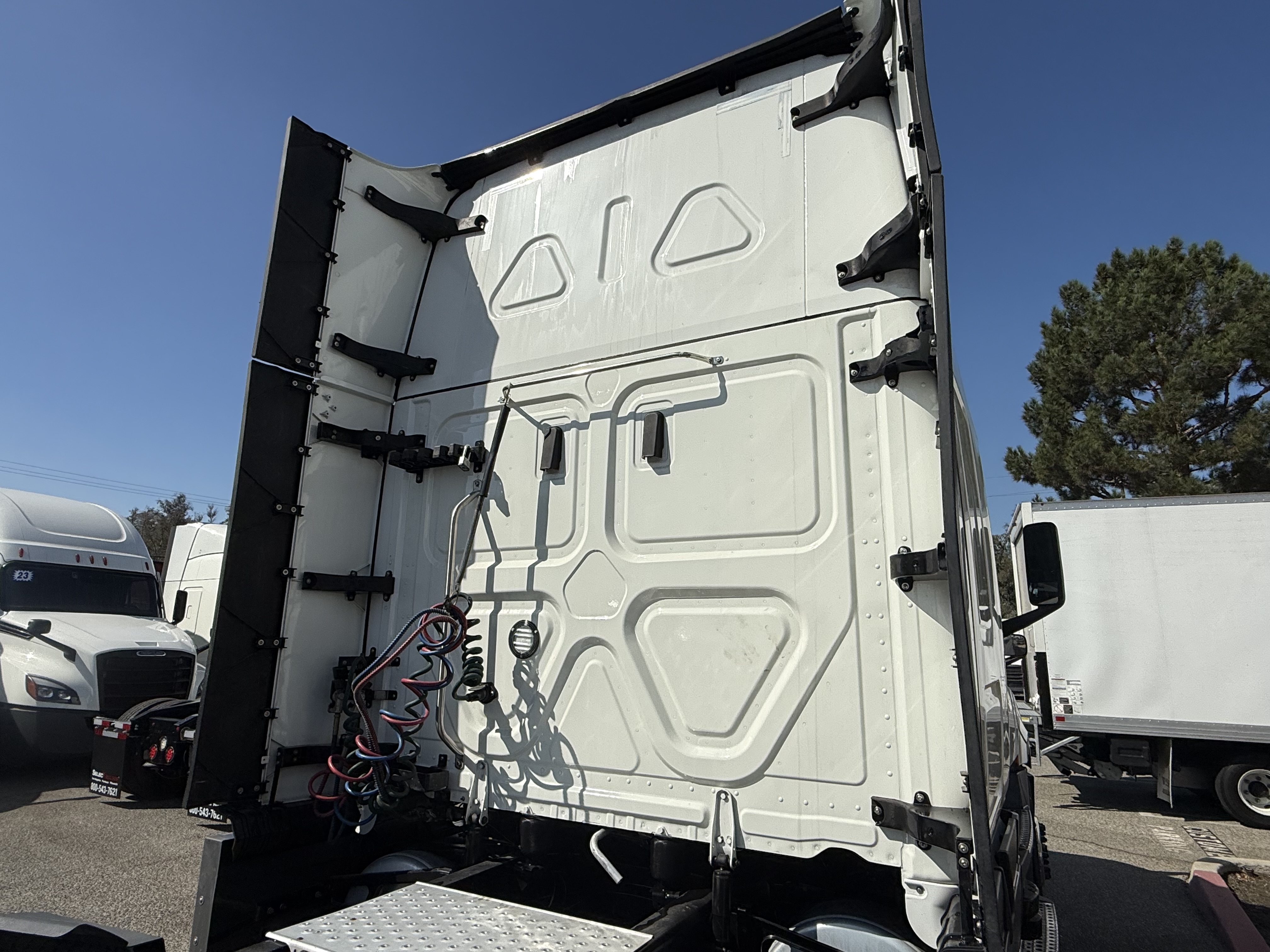 2023 Freightliner Cascadia in Fontana, CA — photo 7