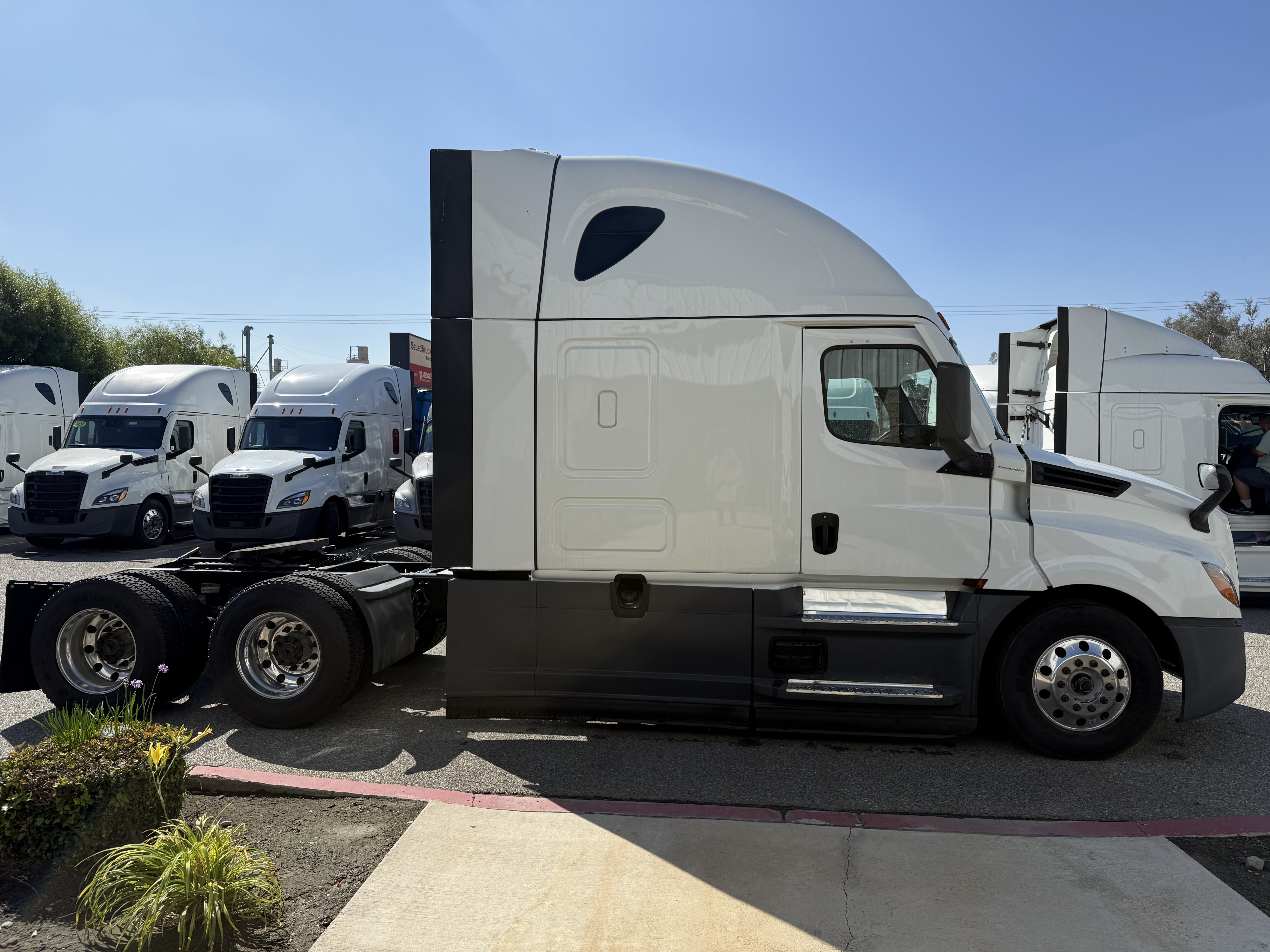2023 Freightliner Cascadia in Fontana, CA — photo 8