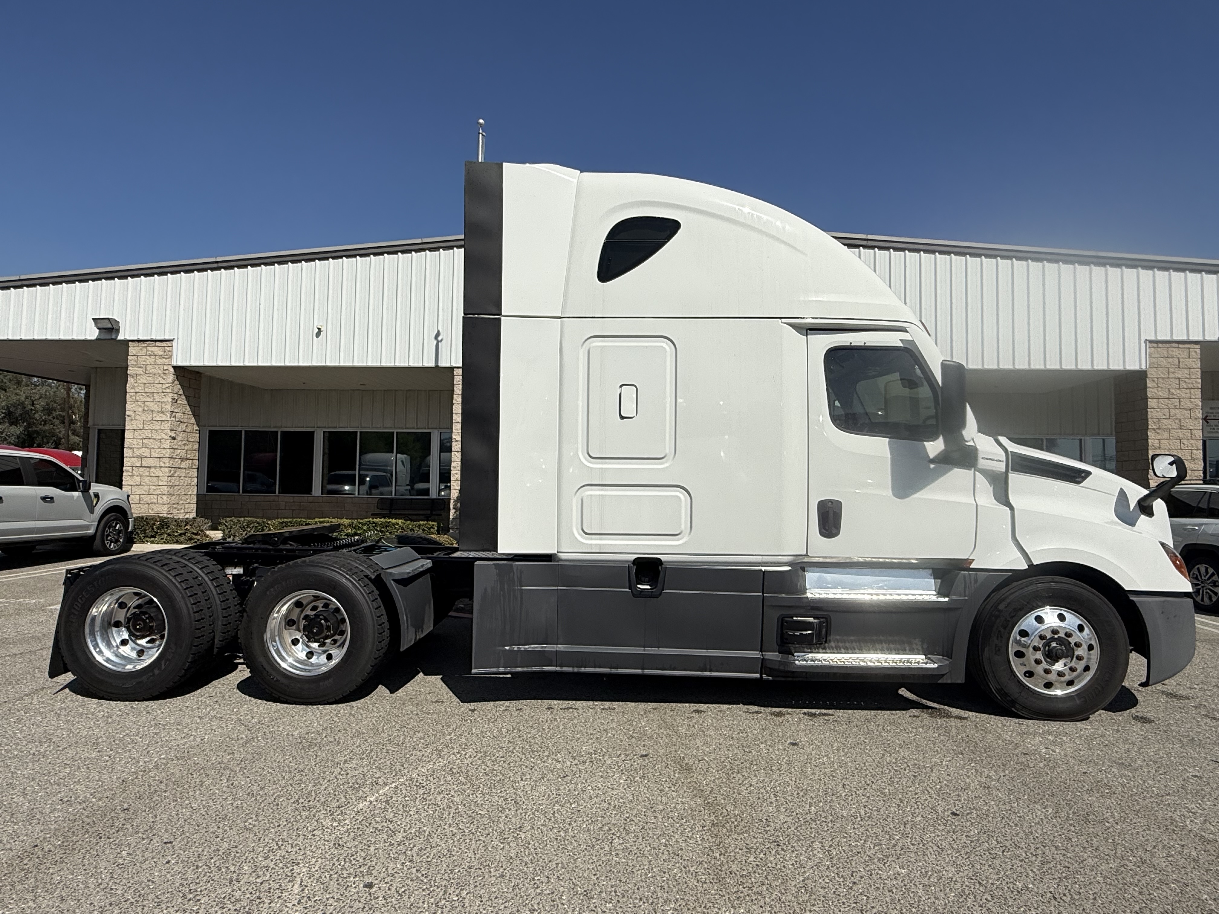 2023 Freightliner Cascadia in Fontana, CA — photo 2