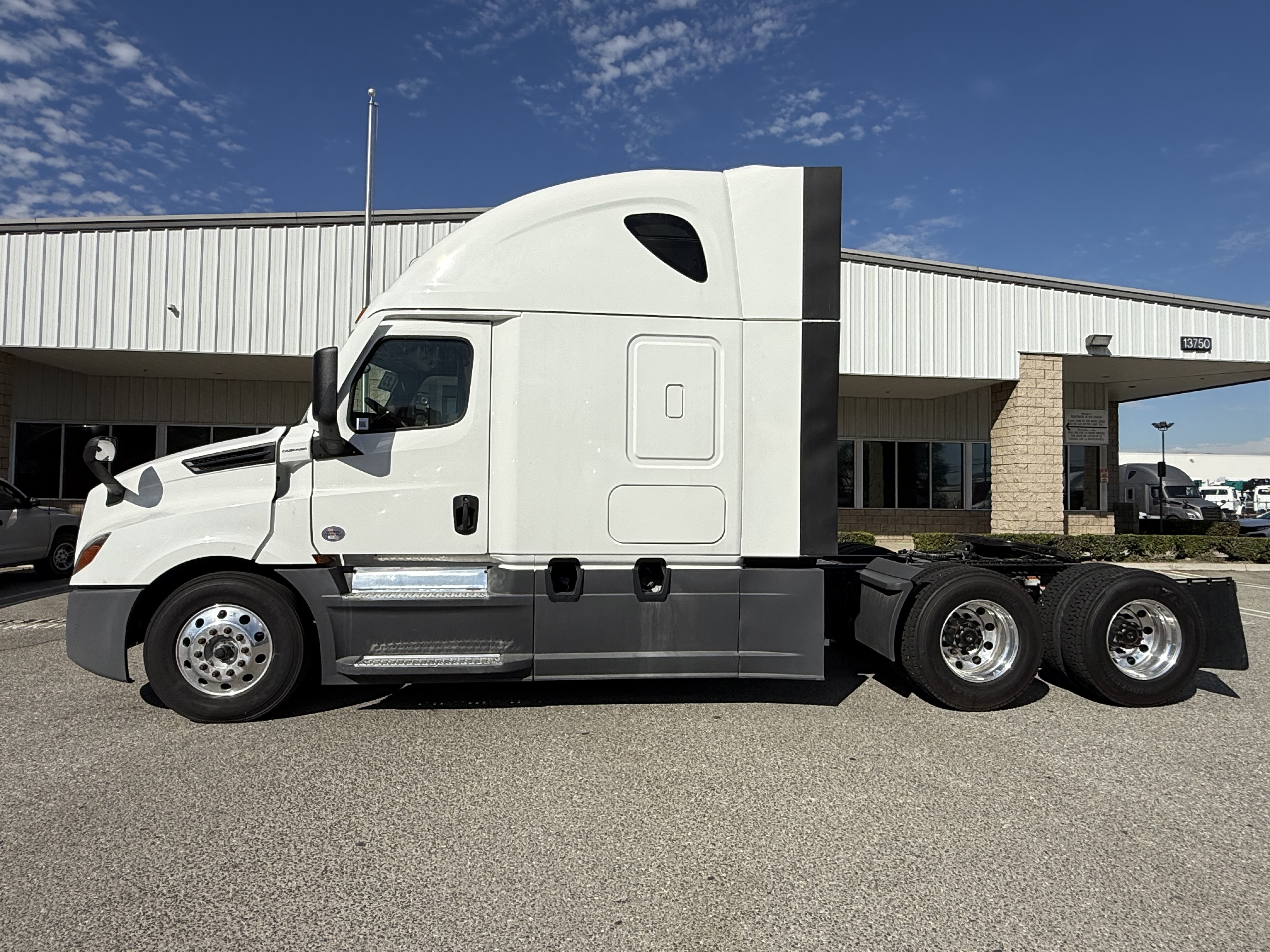 2023 Freightliner Cascadia in Fontana, CA — photo 3