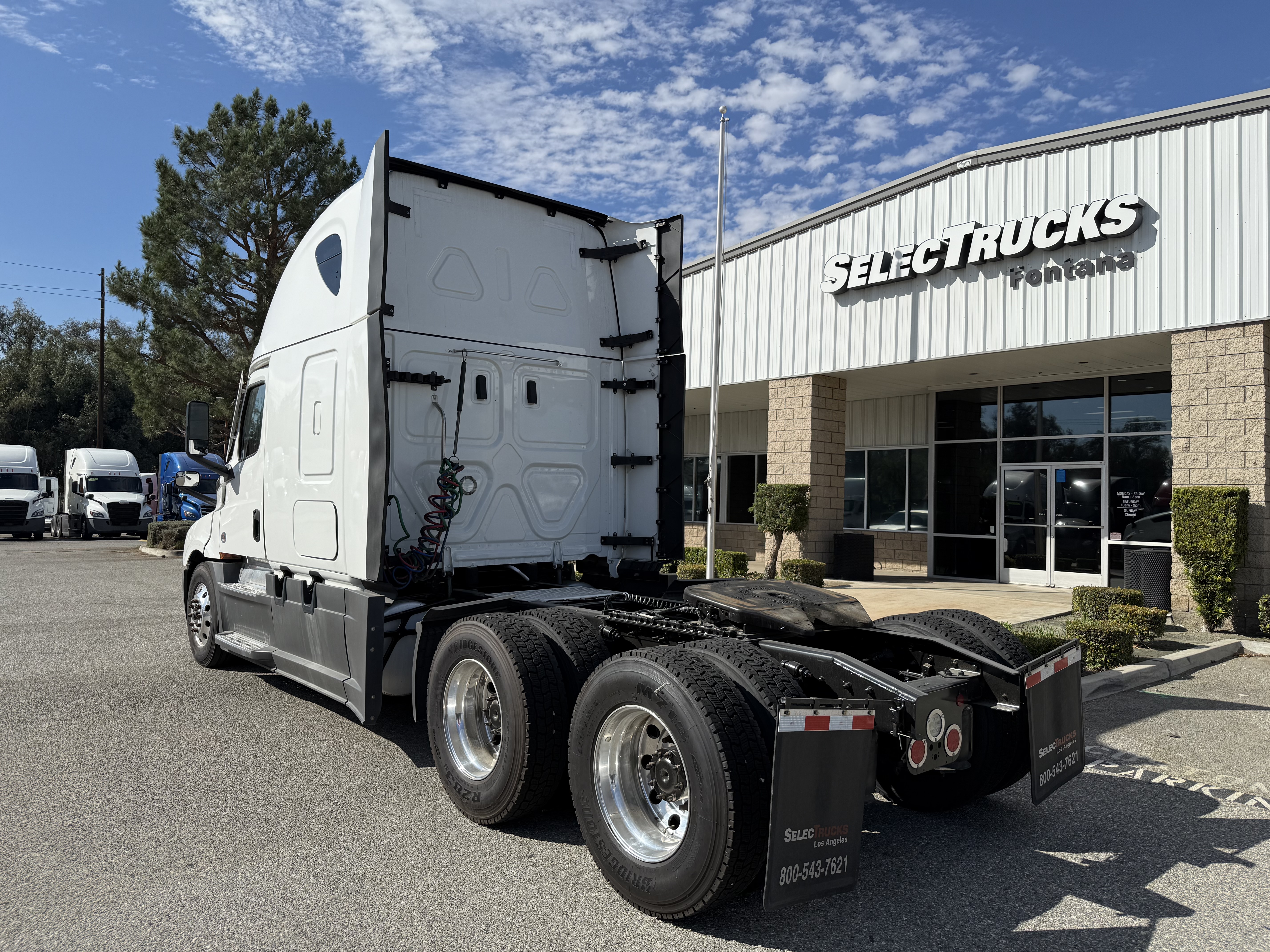 2023 Freightliner Cascadia in Fontana, CA — photo 4