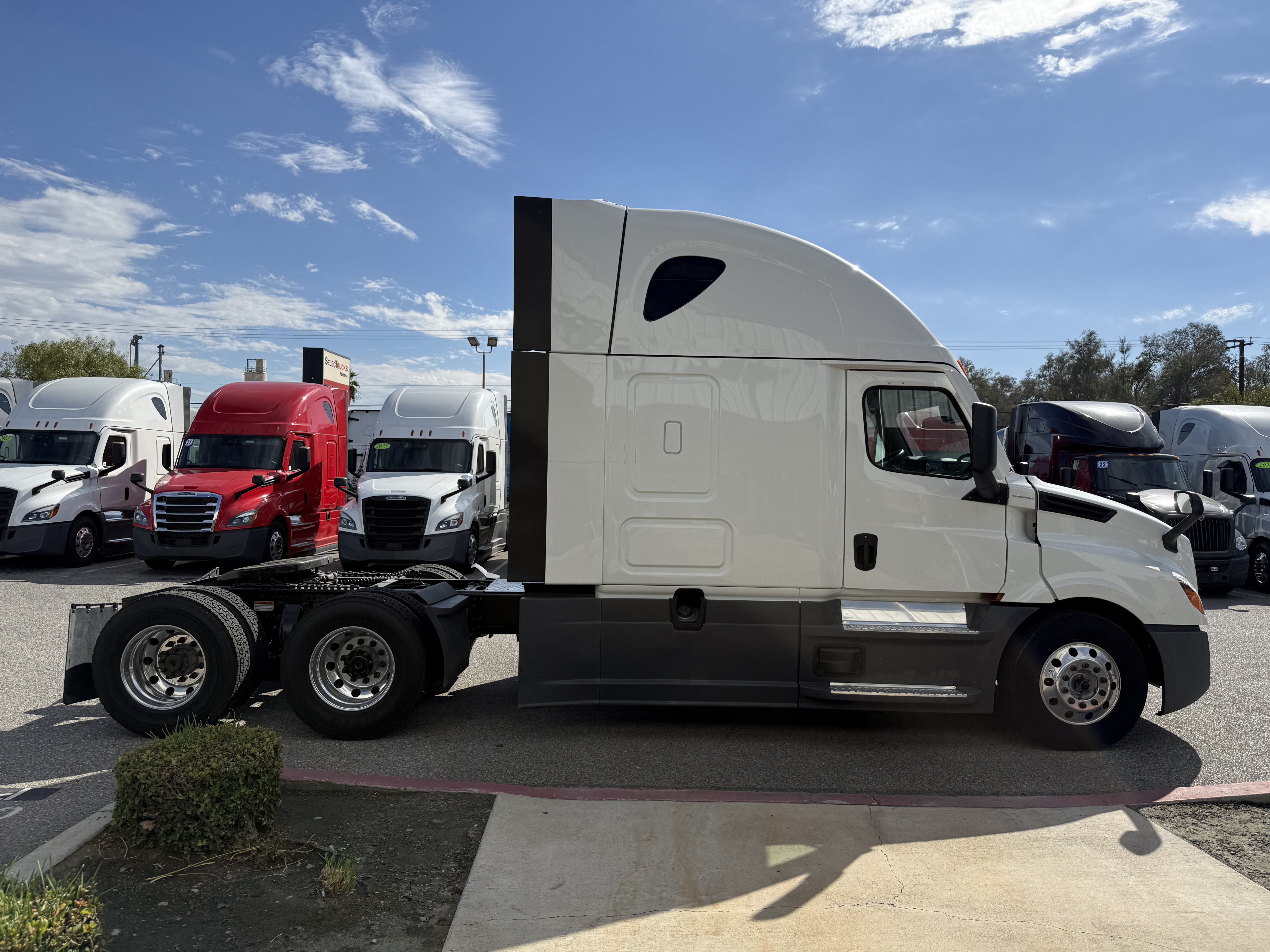 2023 Freightliner Cascadia in Fontana, CA — photo 7