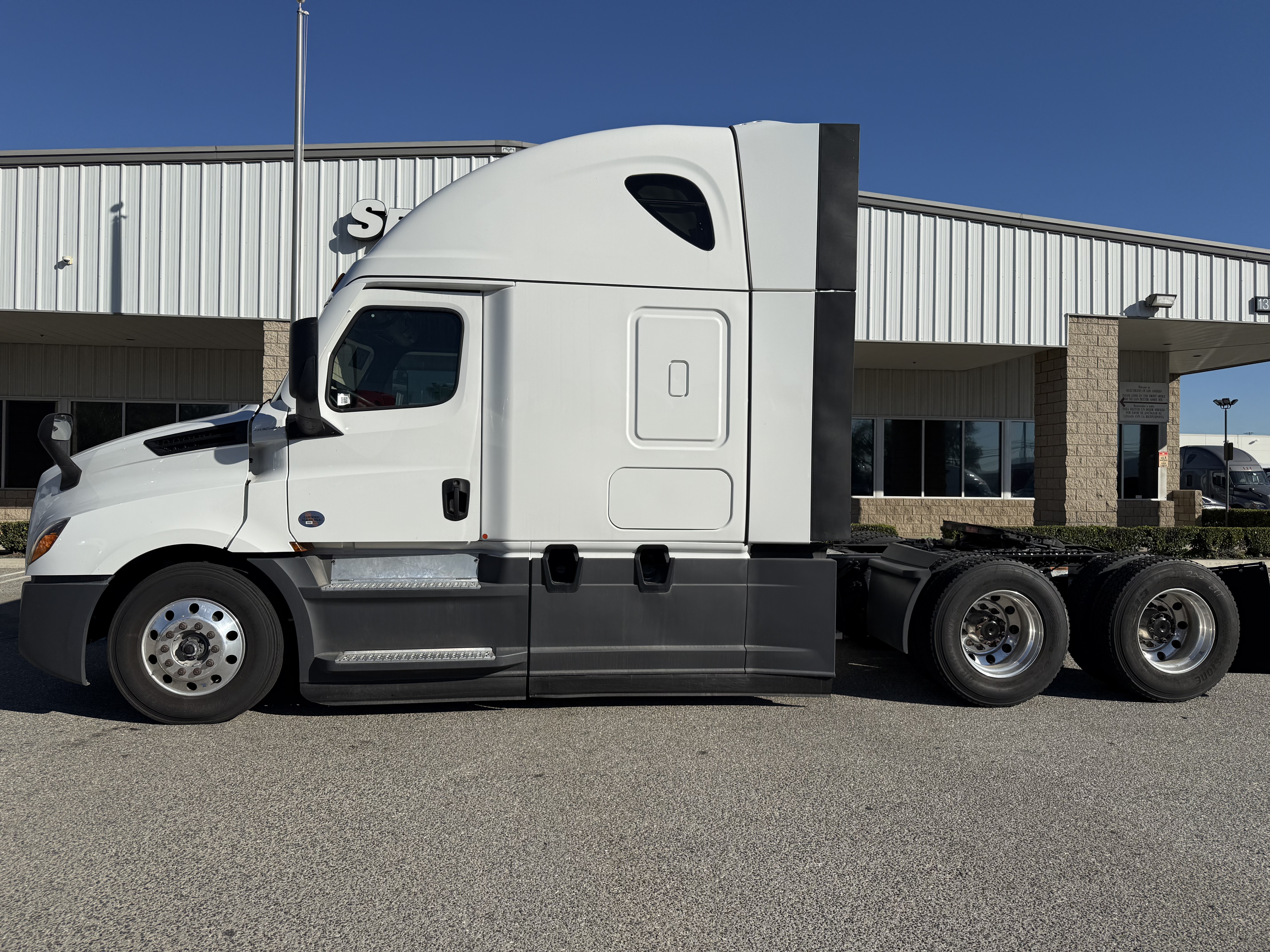 2023 Freightliner Cascadia in Fontana, CA — photo 3