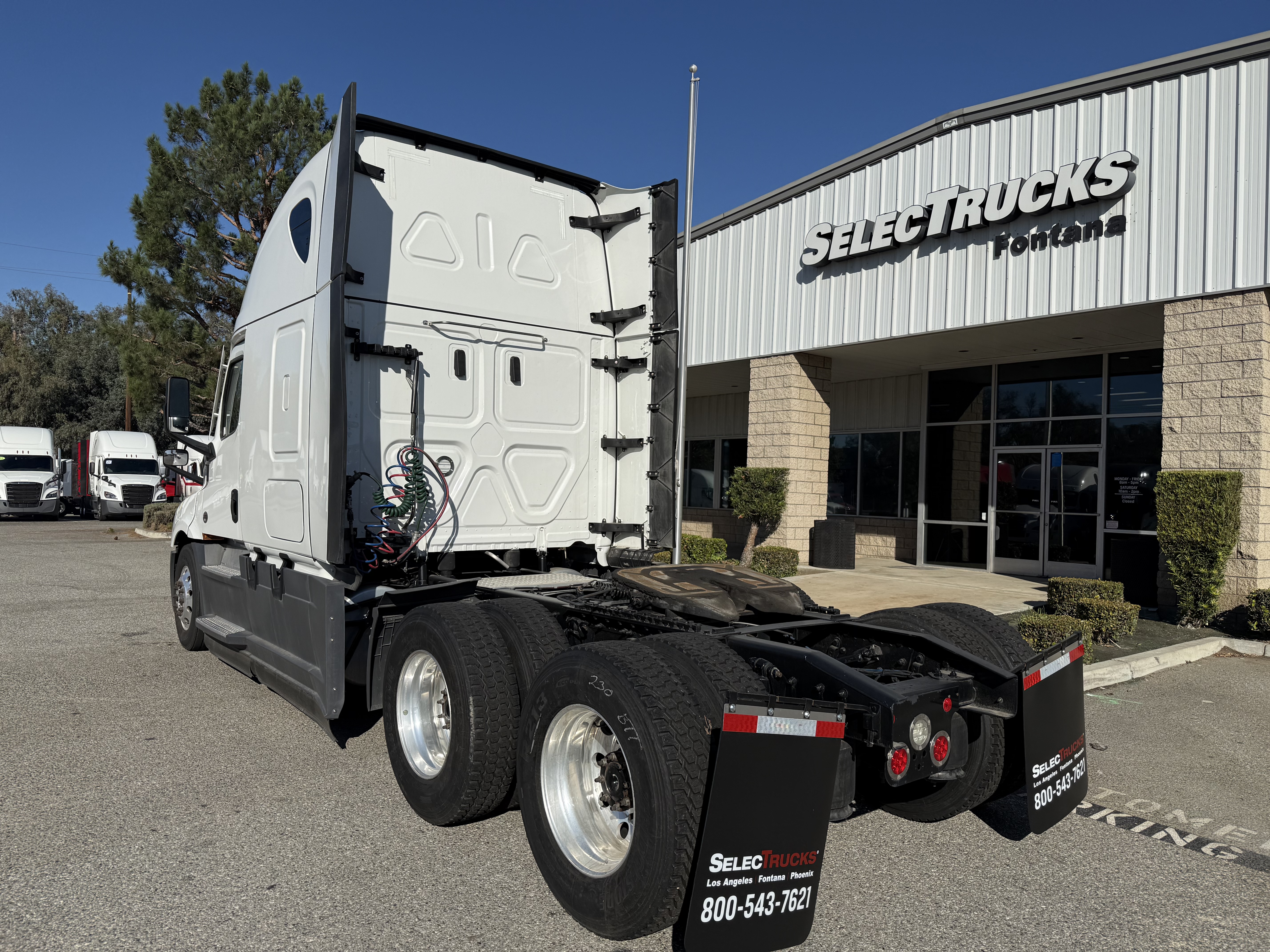 2023 Freightliner Cascadia in Fontana, CA — photo 4