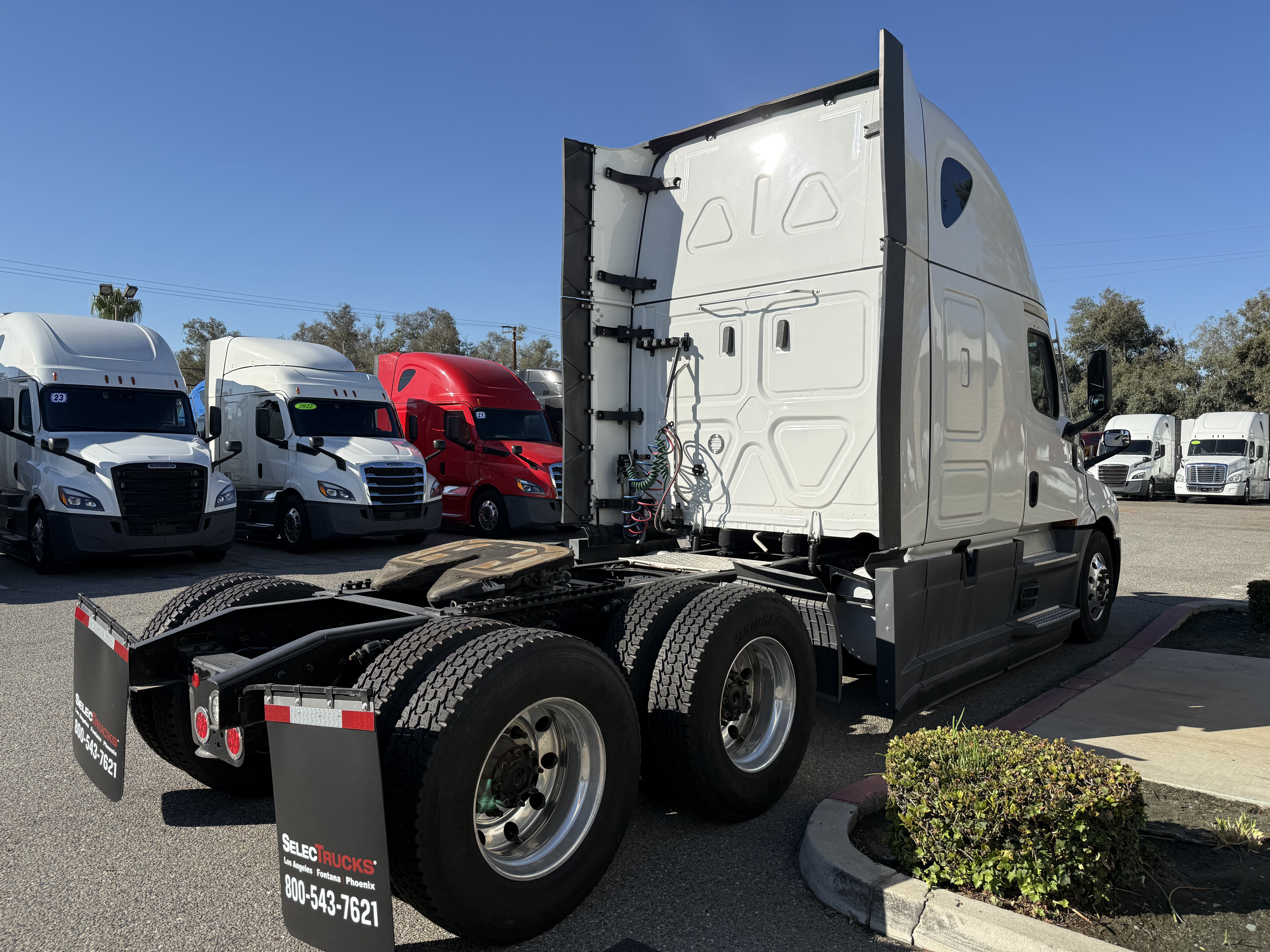 2023 Freightliner Cascadia in Fontana, CA — photo 7