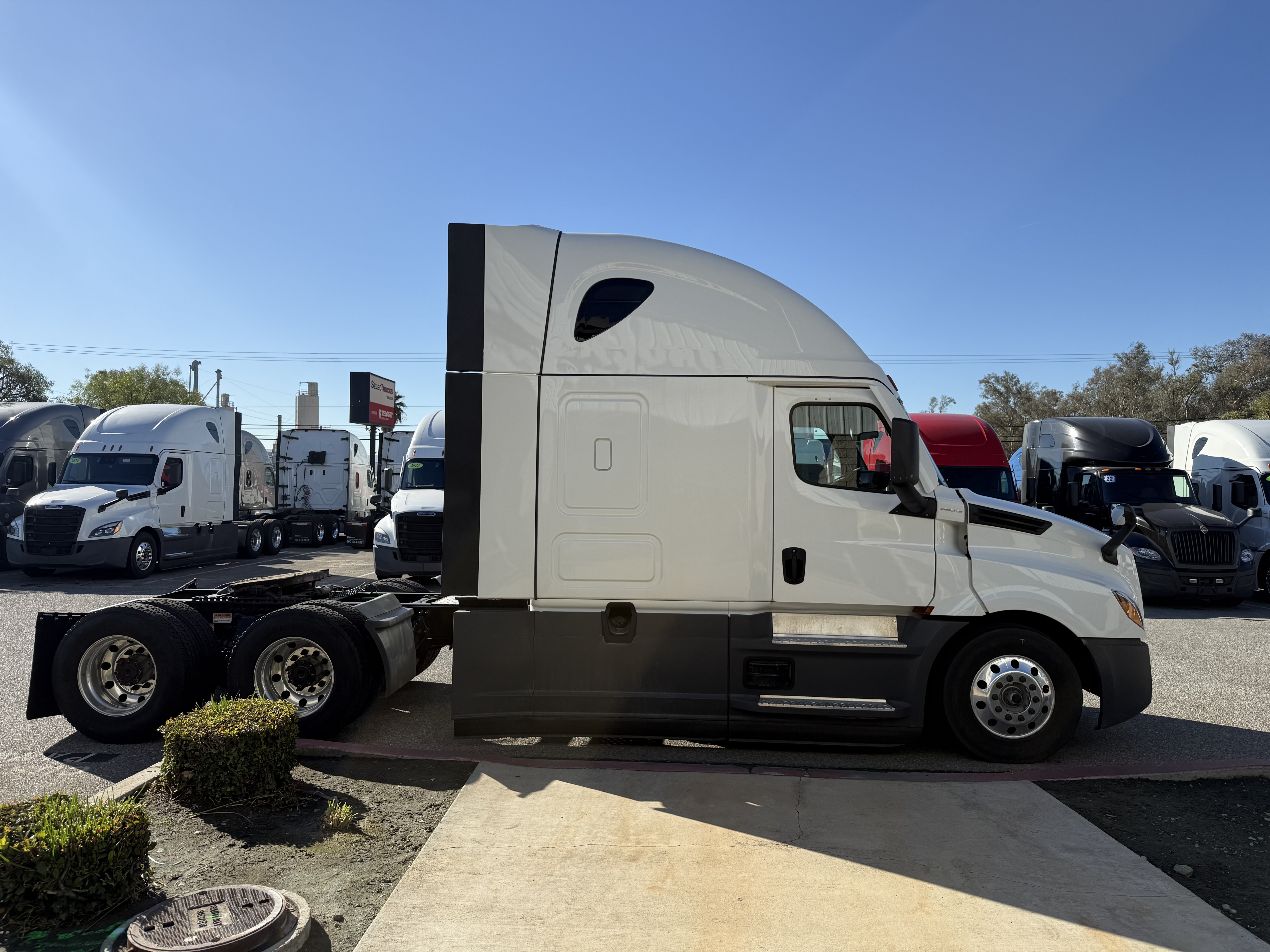 2023 Freightliner Cascadia in Fontana, CA — photo 8