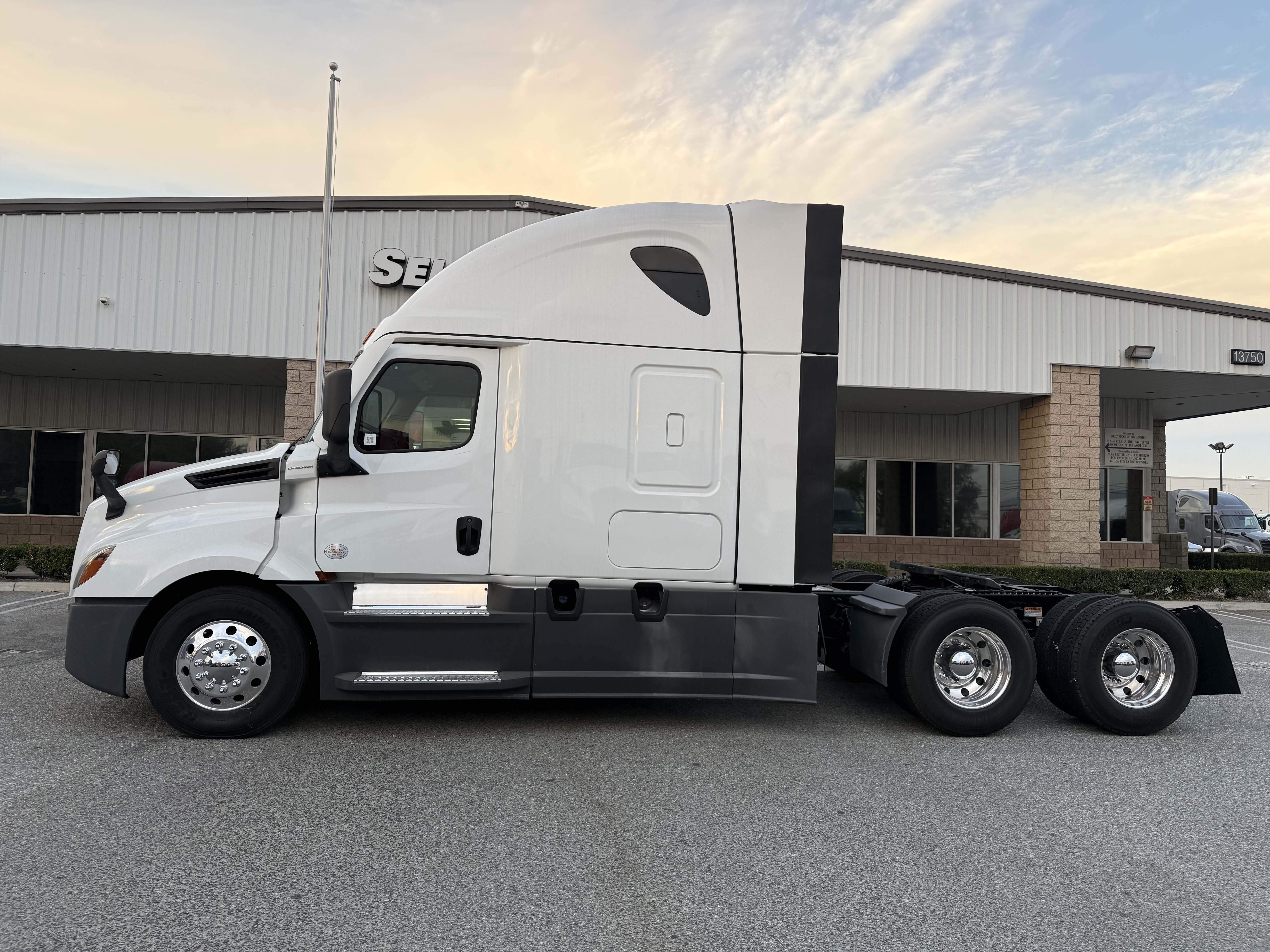 2023 Freightliner Cascadia in Fontana, CA — photo 3