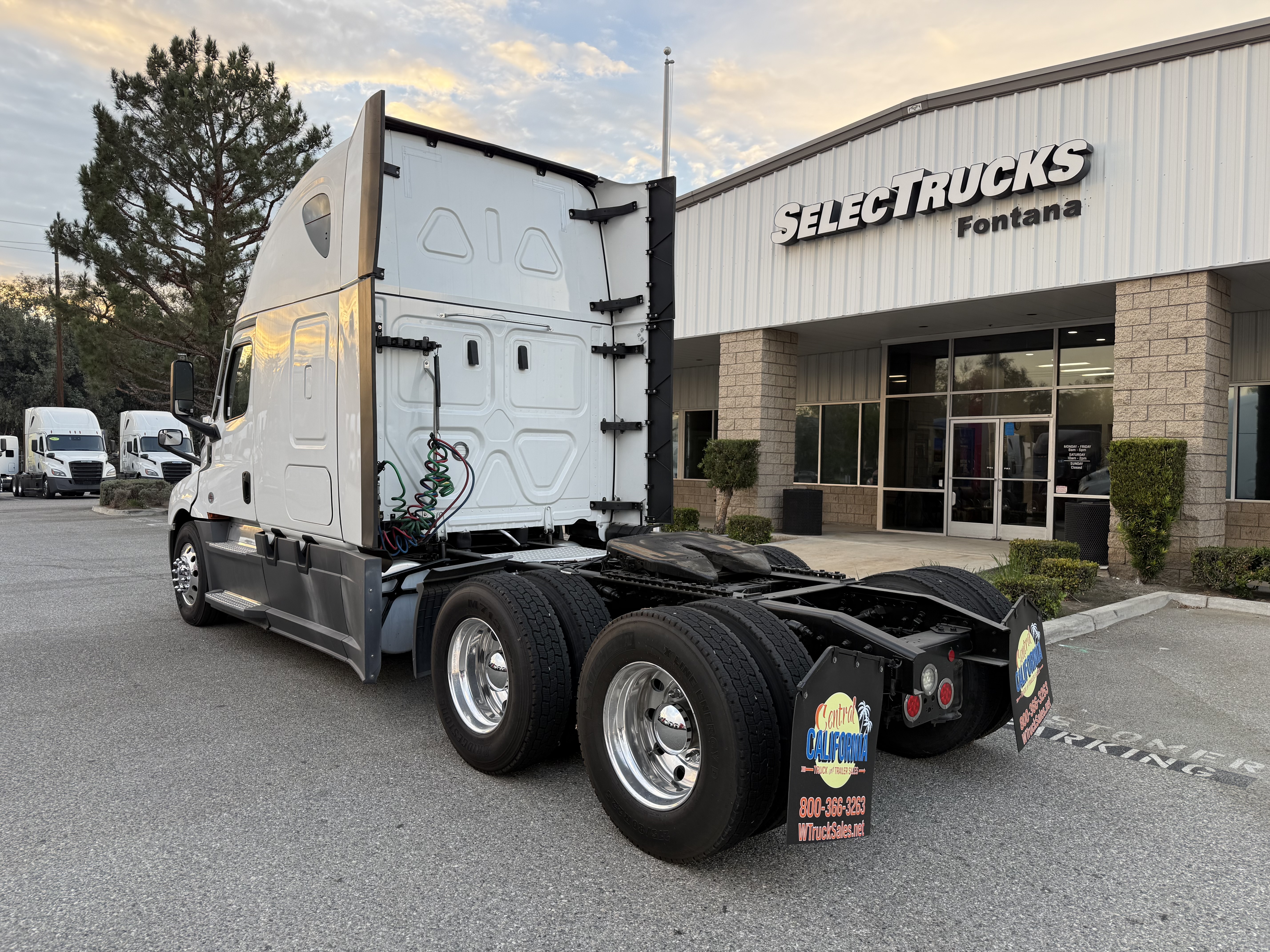 2023 Freightliner Cascadia in Fontana, CA — photo 4