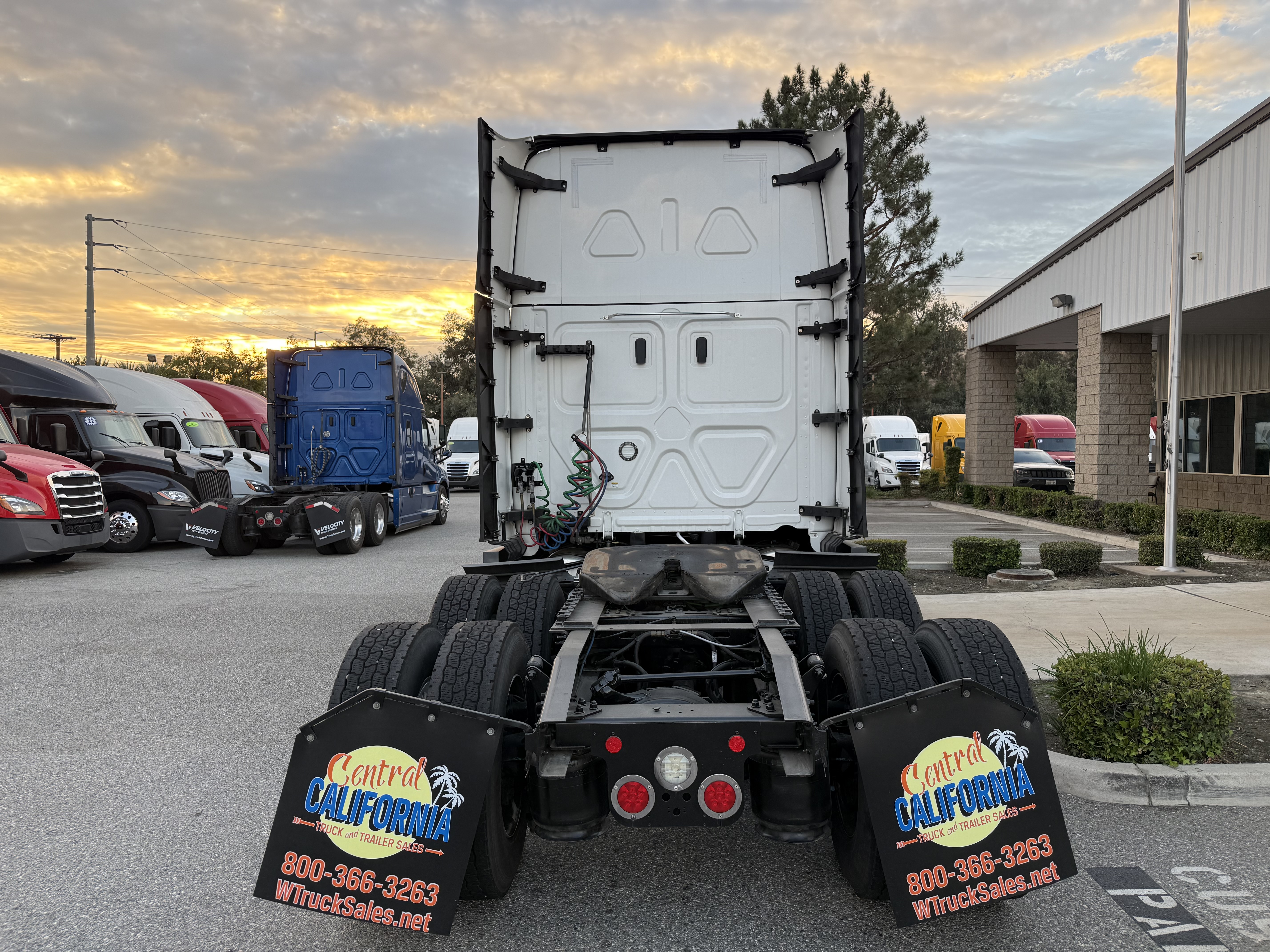 2023 Freightliner Cascadia in Fontana, CA — photo 5