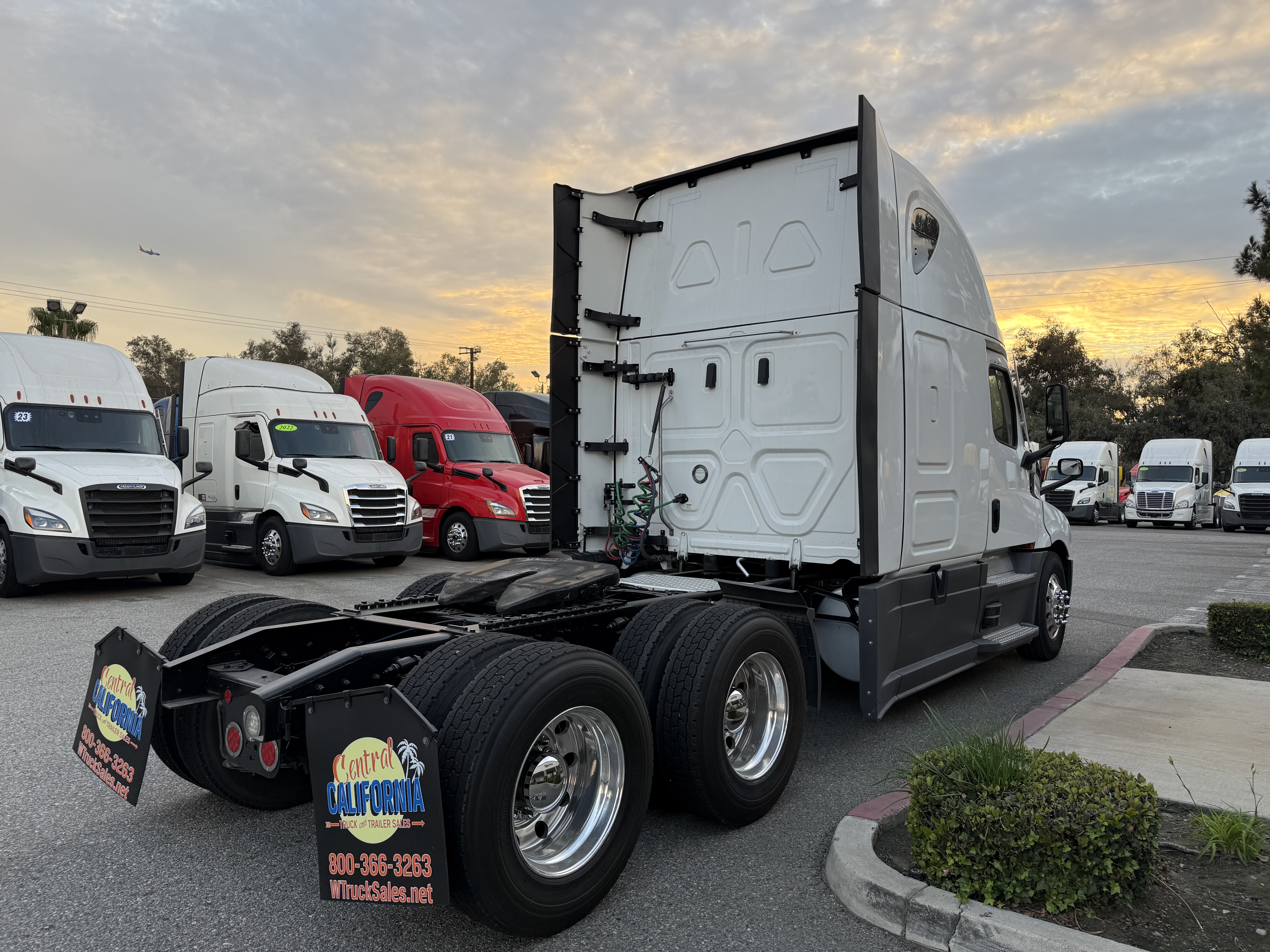 2023 Freightliner Cascadia in Fontana, CA — photo 6
