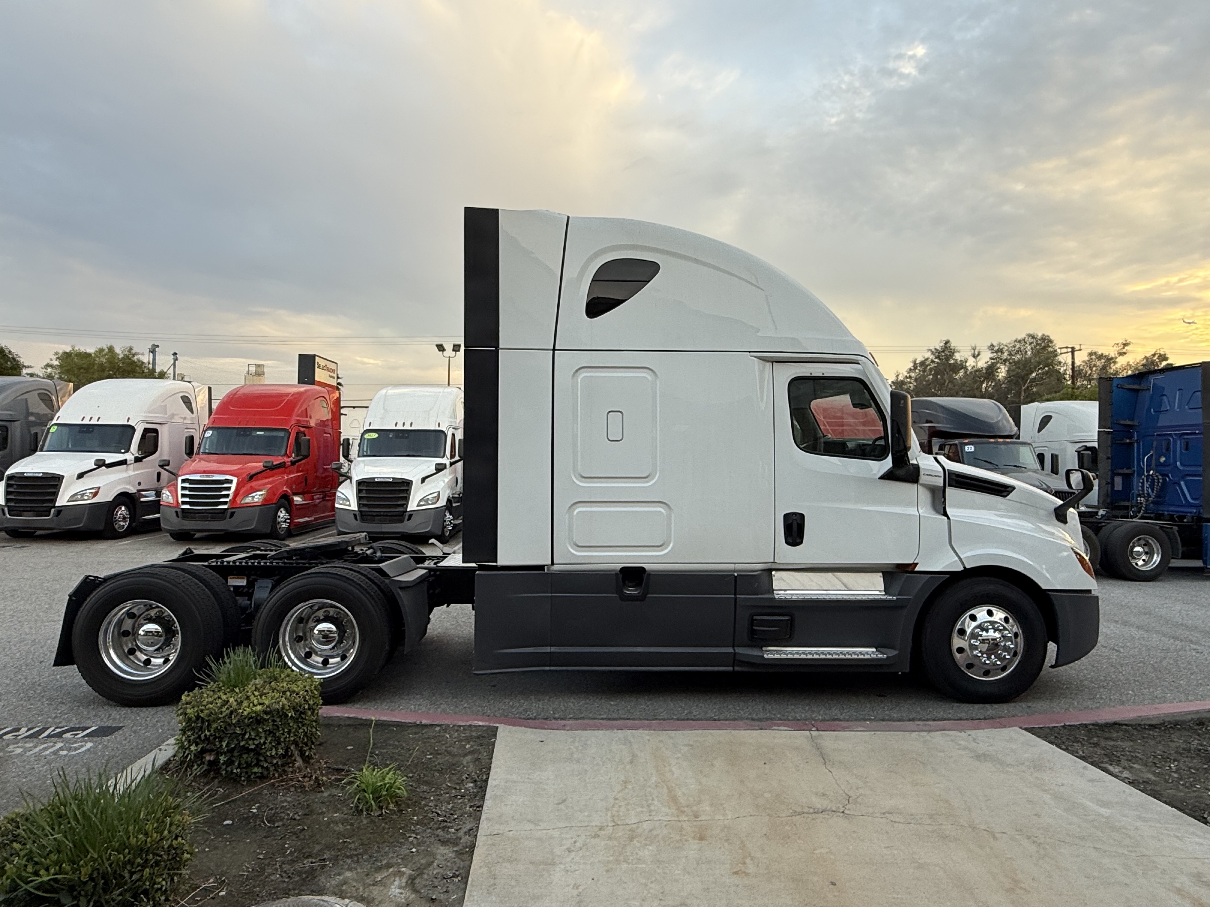 2023 Freightliner Cascadia in Fontana, CA — photo 7