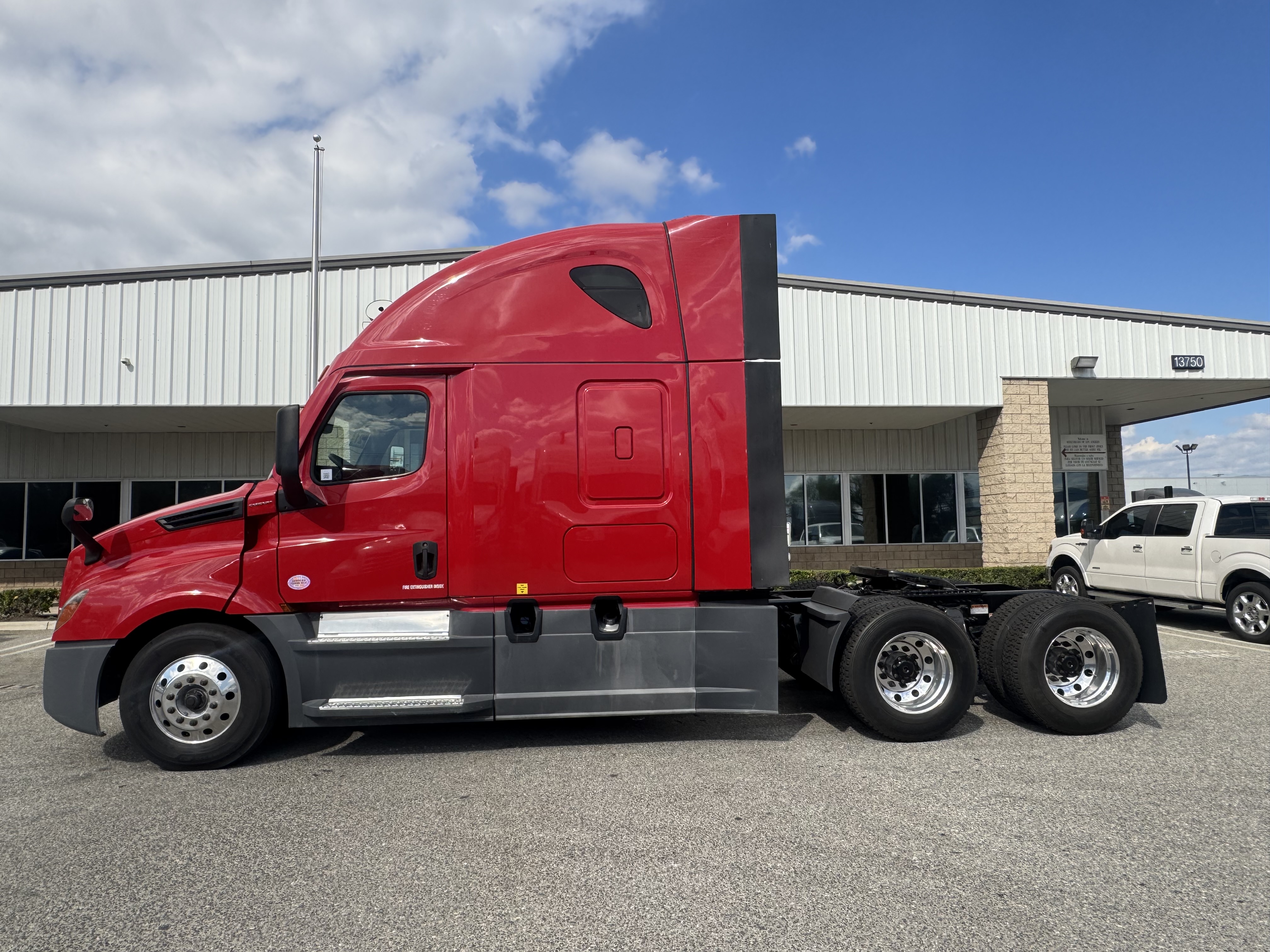 2021 Freightliner Cascadia in Fontana, CA — photo 3