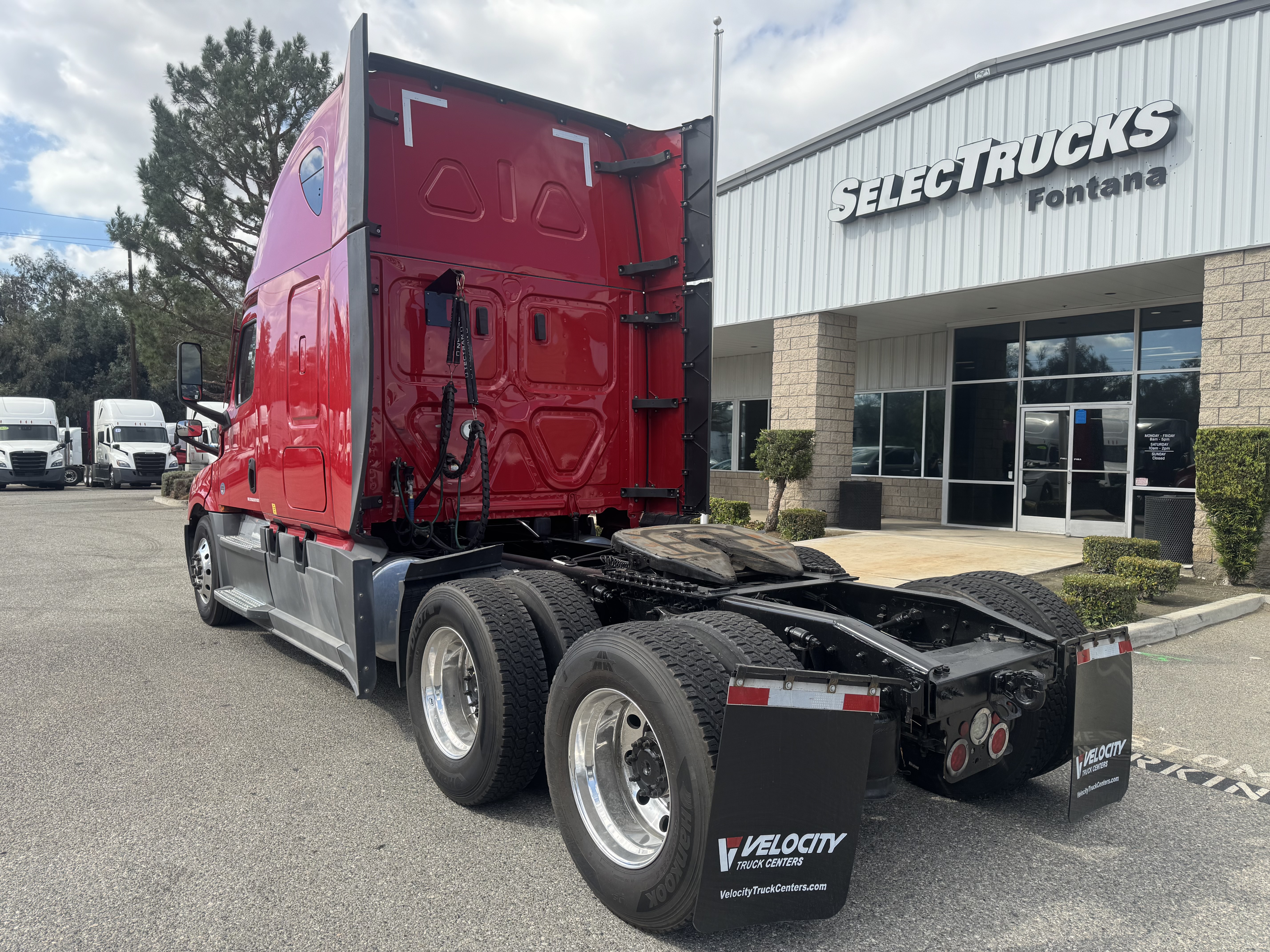 2021 Freightliner Cascadia in Fontana, CA — photo 4