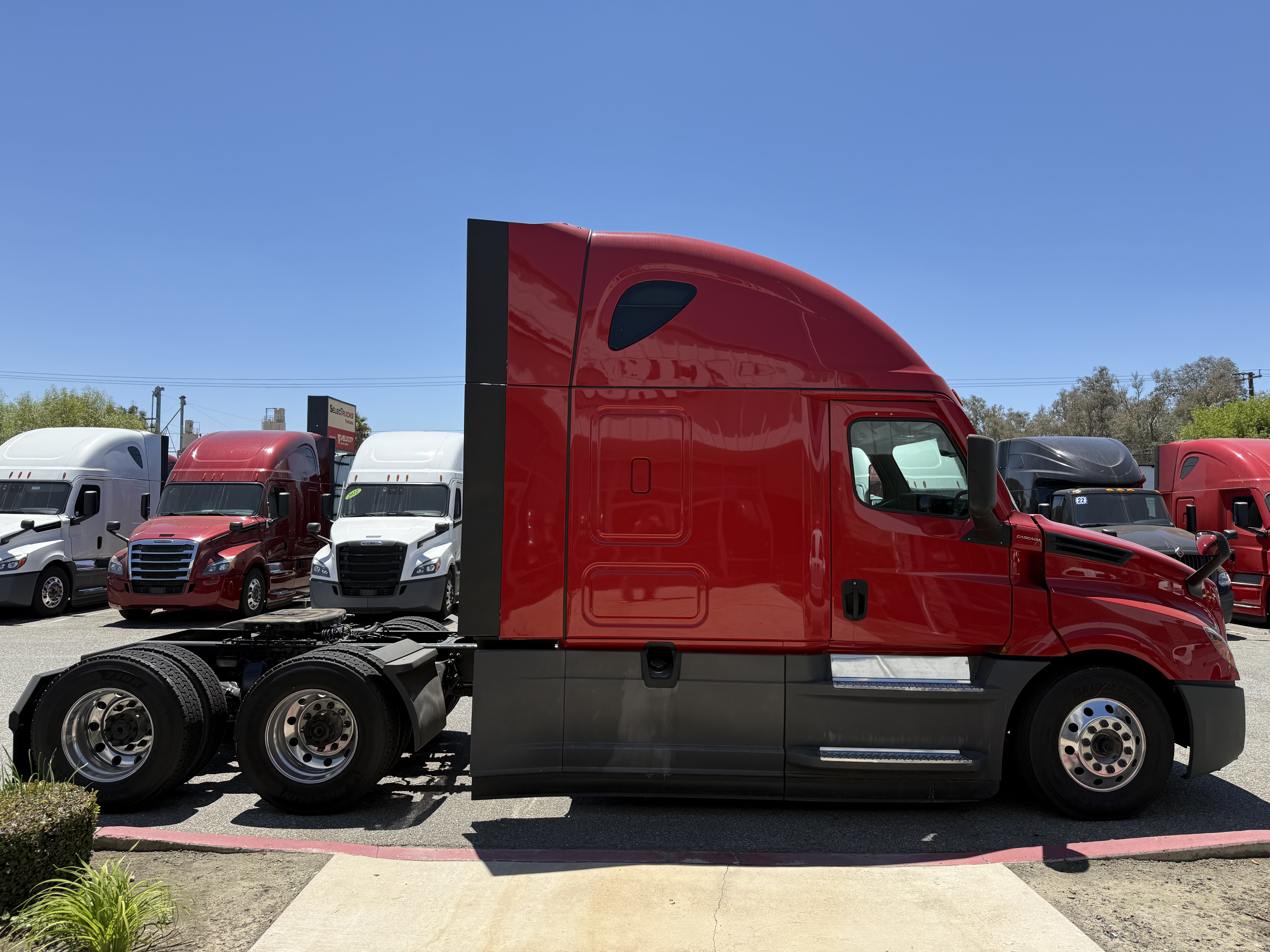 2021 Freightliner Cascadia in Fontana, CA — photo 8