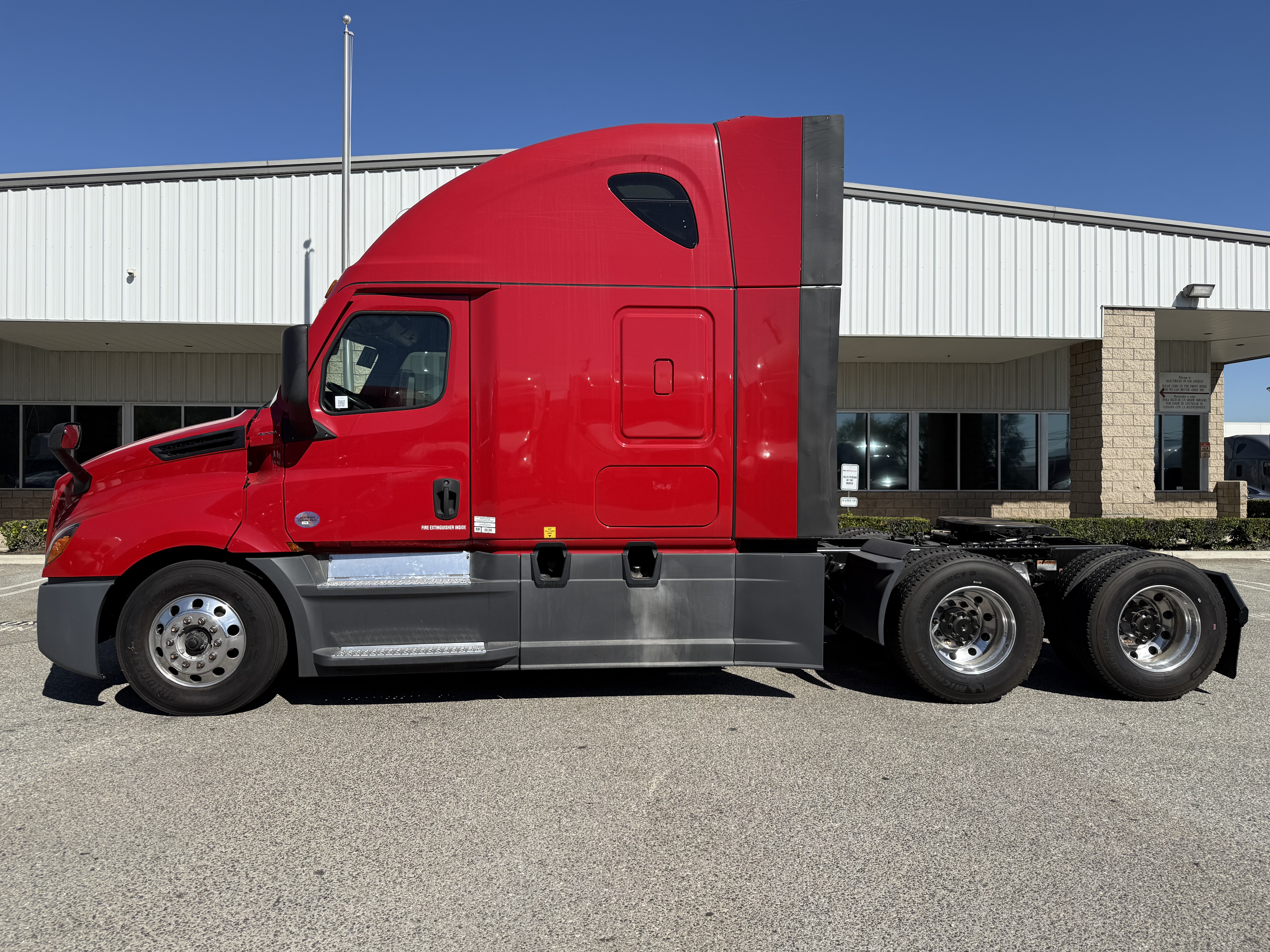 2021 Freightliner Cascadia in Fontana, CA — photo 3