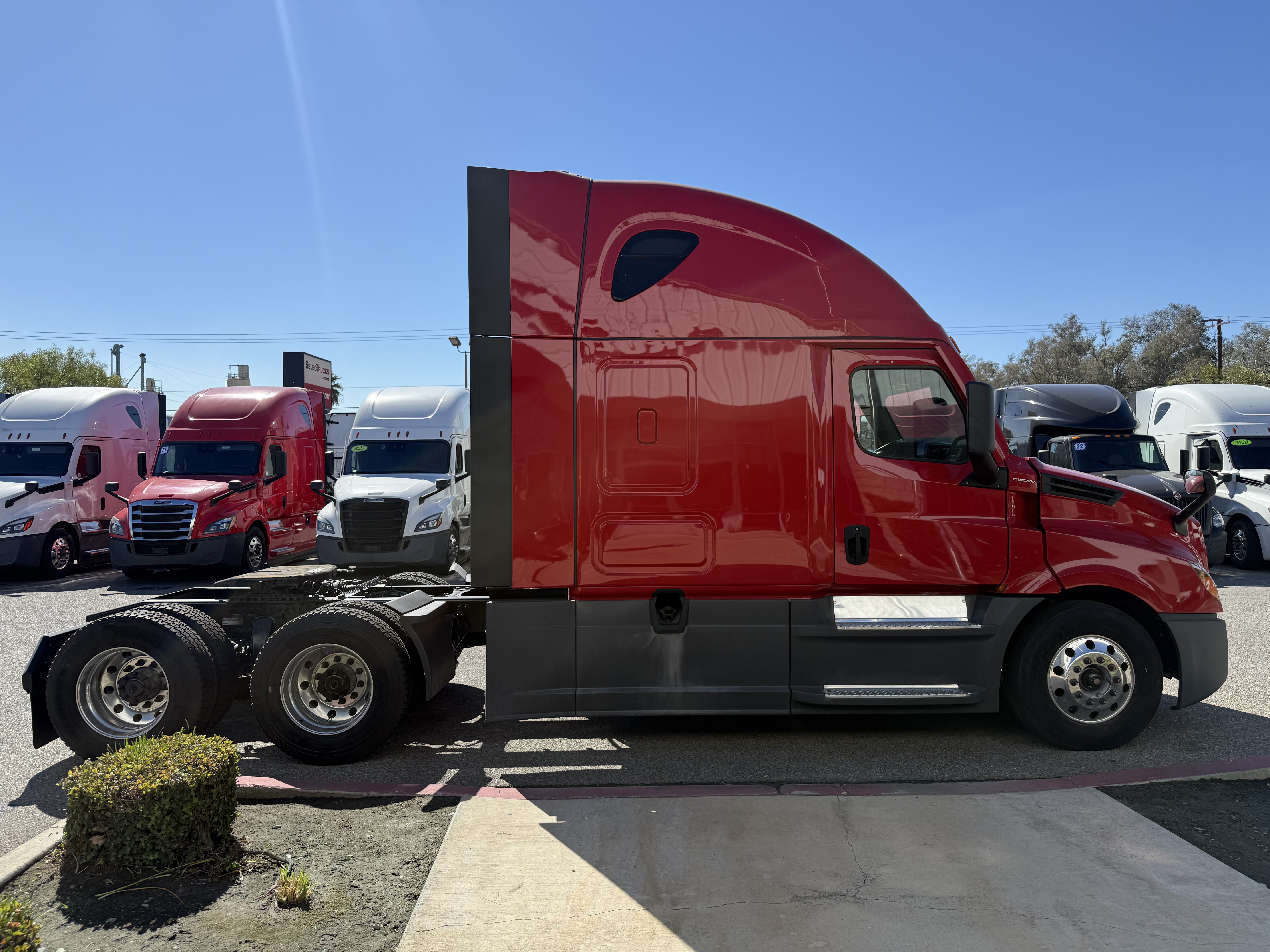 2021 Freightliner Cascadia in Fontana, CA — photo 8