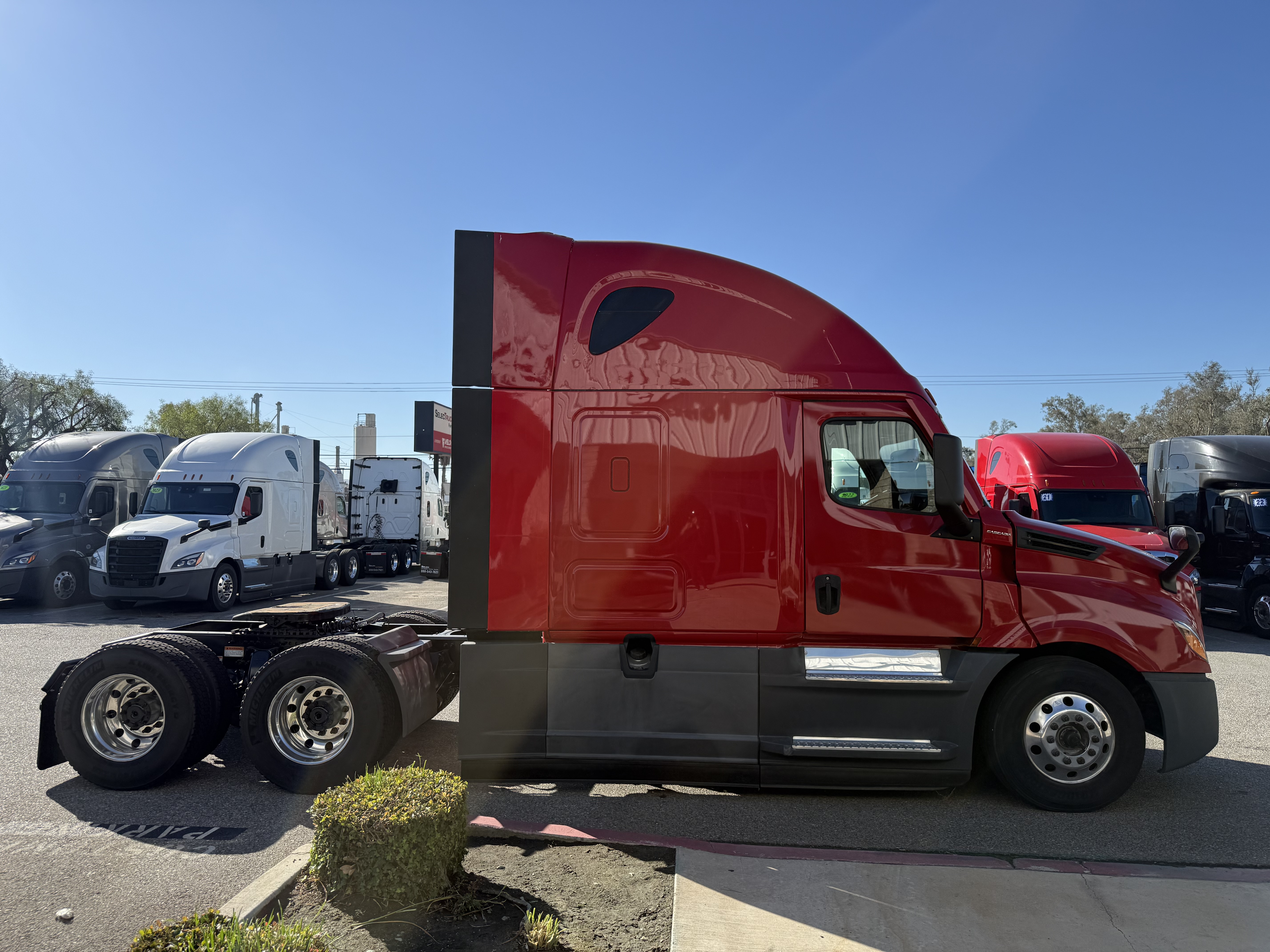 2021 Freightliner Cascadia in Fontana, CA — photo 8