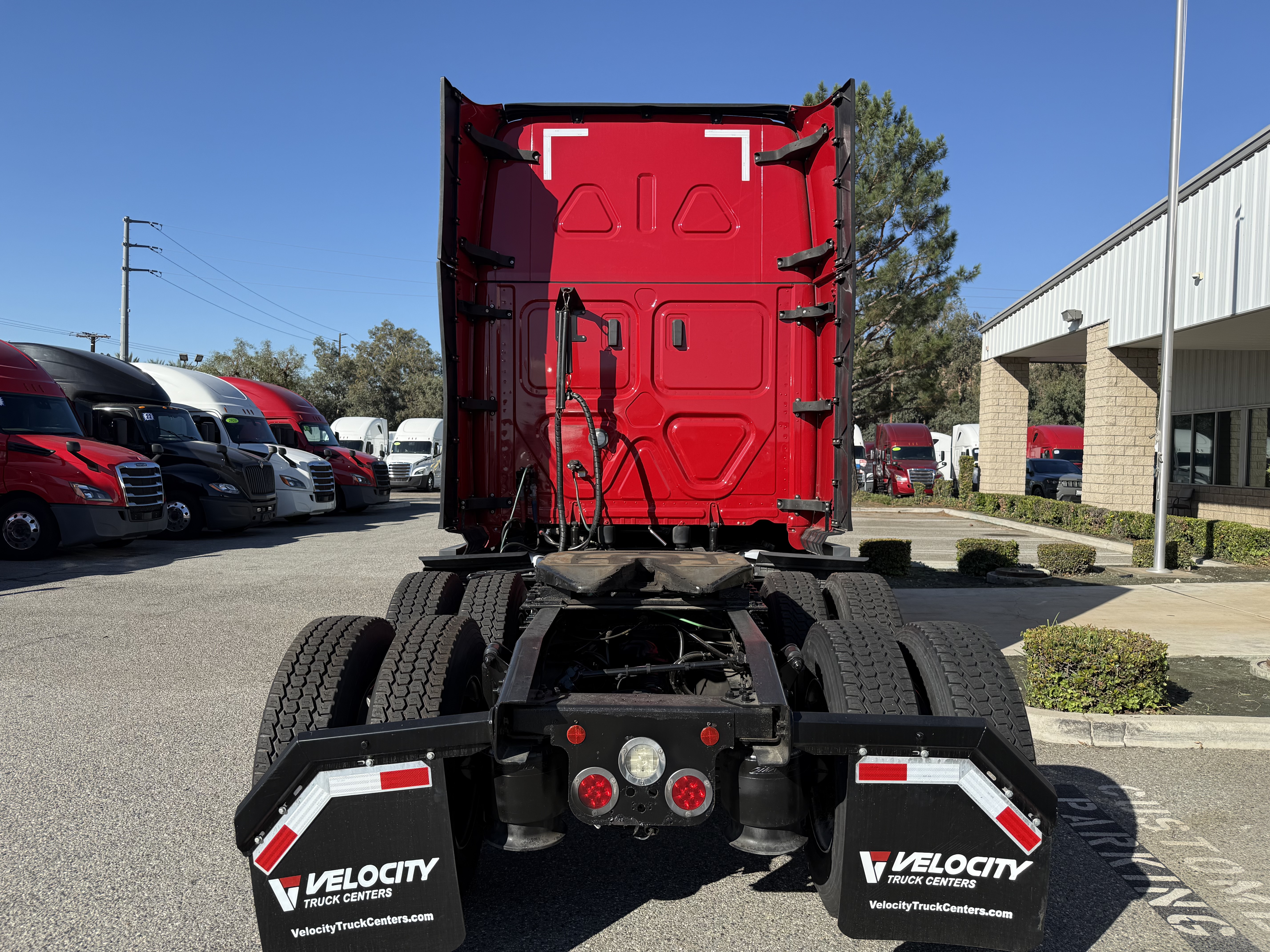 2021 Freightliner Cascadia in Fontana, CA — photo 5