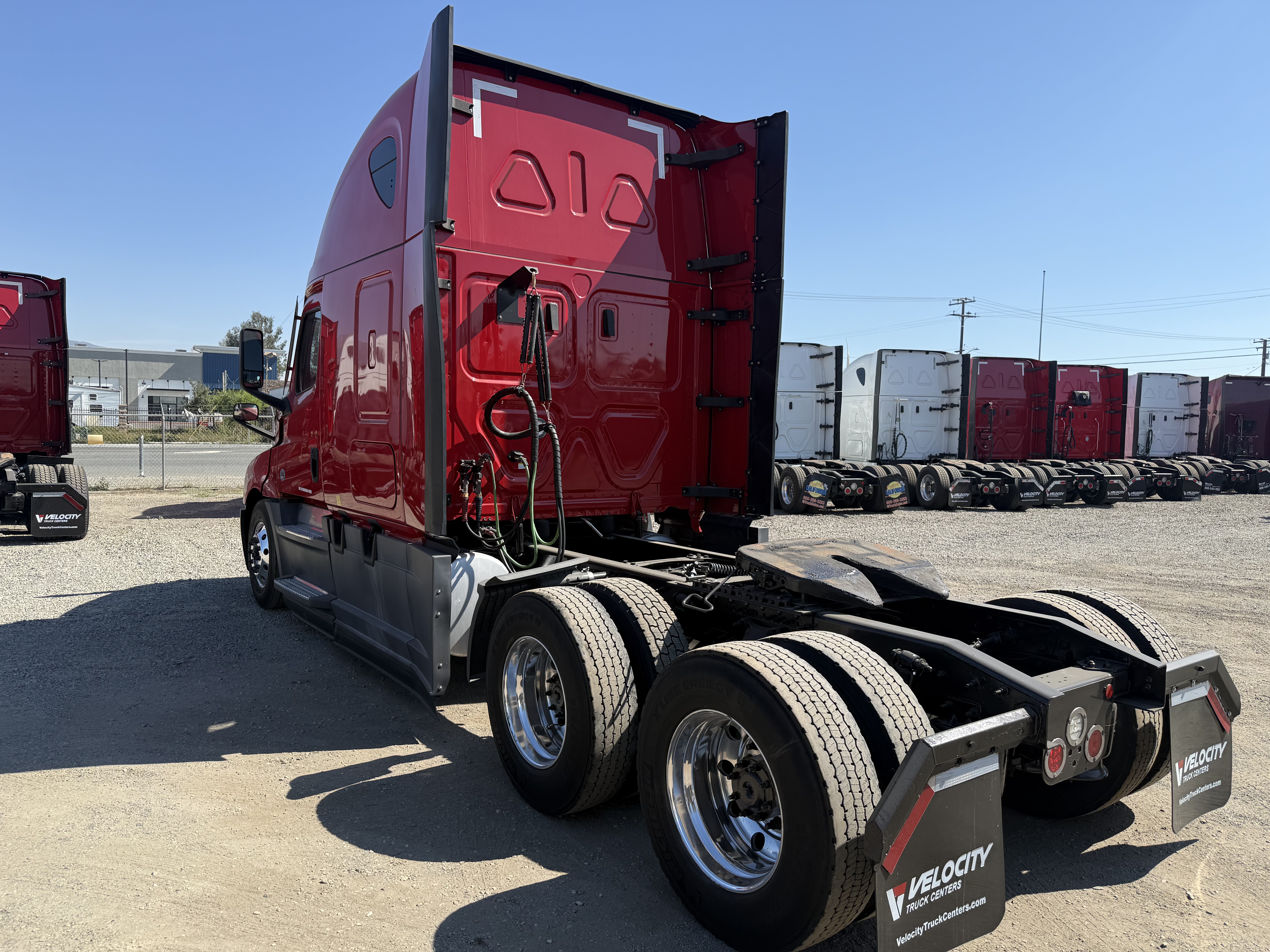 2020 Freightliner Cascadia in Fontana, CA — photo 4
