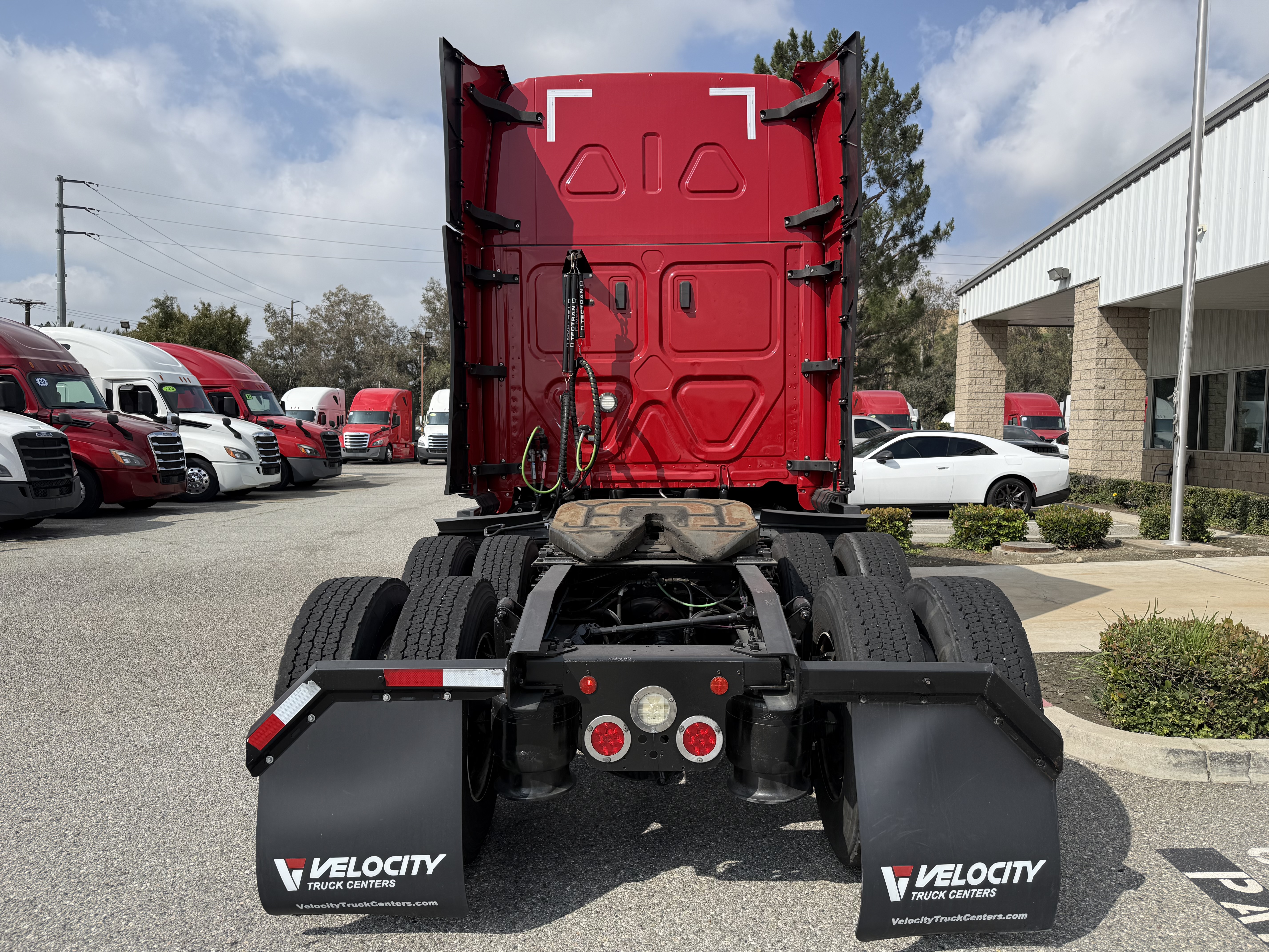2021 Freightliner Cascadia in Fontana, CA — photo 6