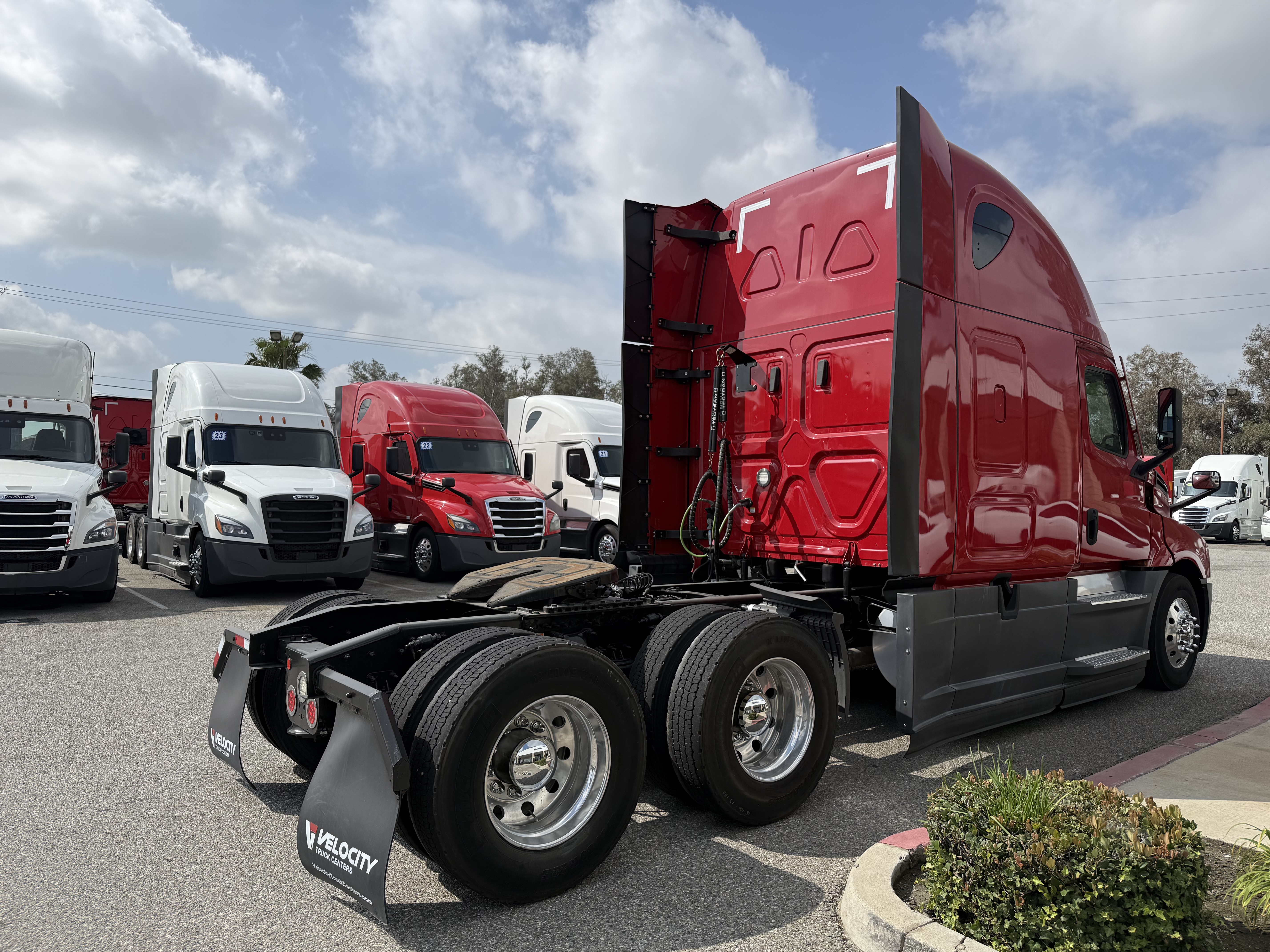 2021 Freightliner Cascadia in Fontana, CA — photo 7