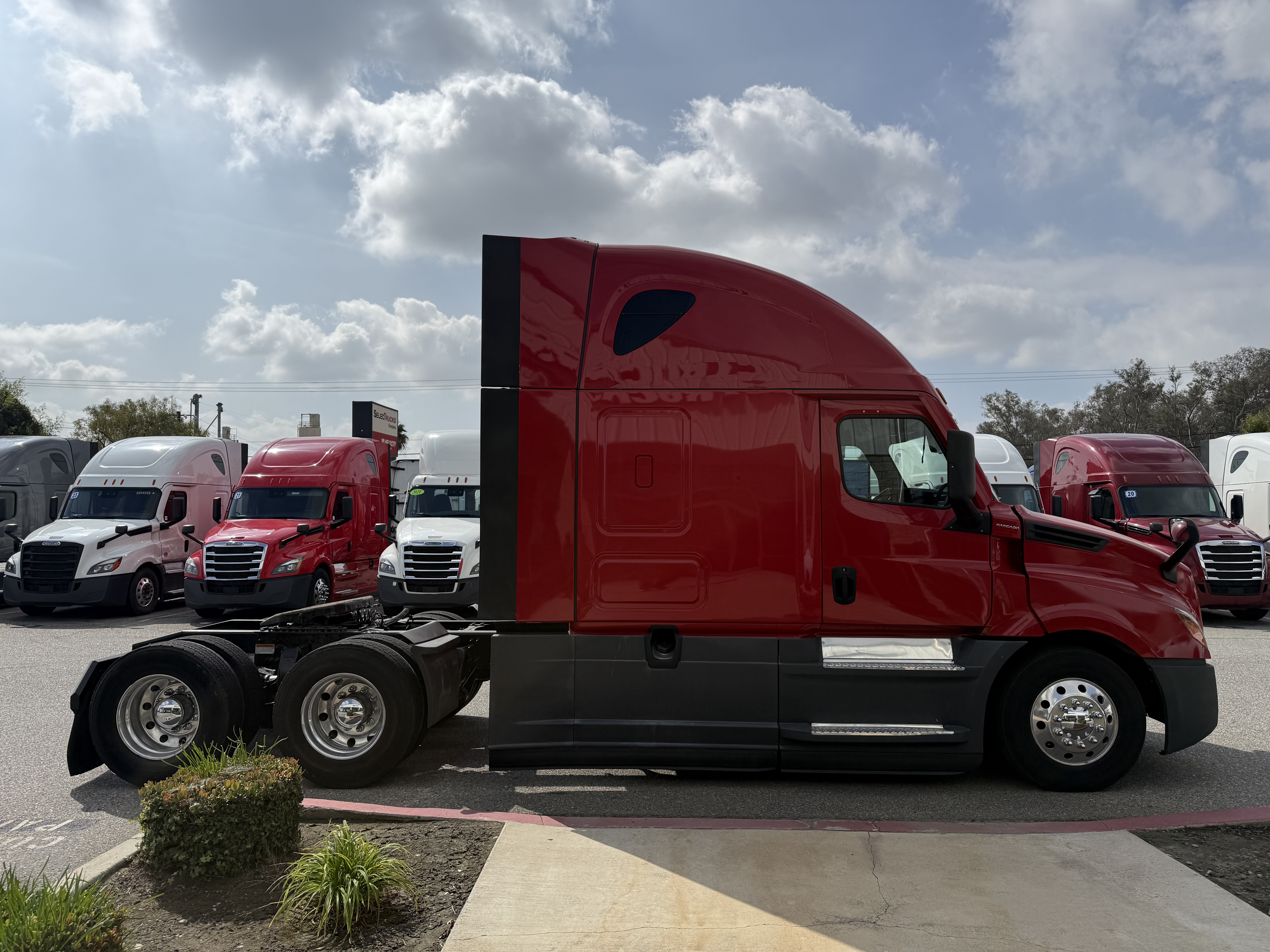 2021 Freightliner Cascadia in Fontana, CA — photo 8