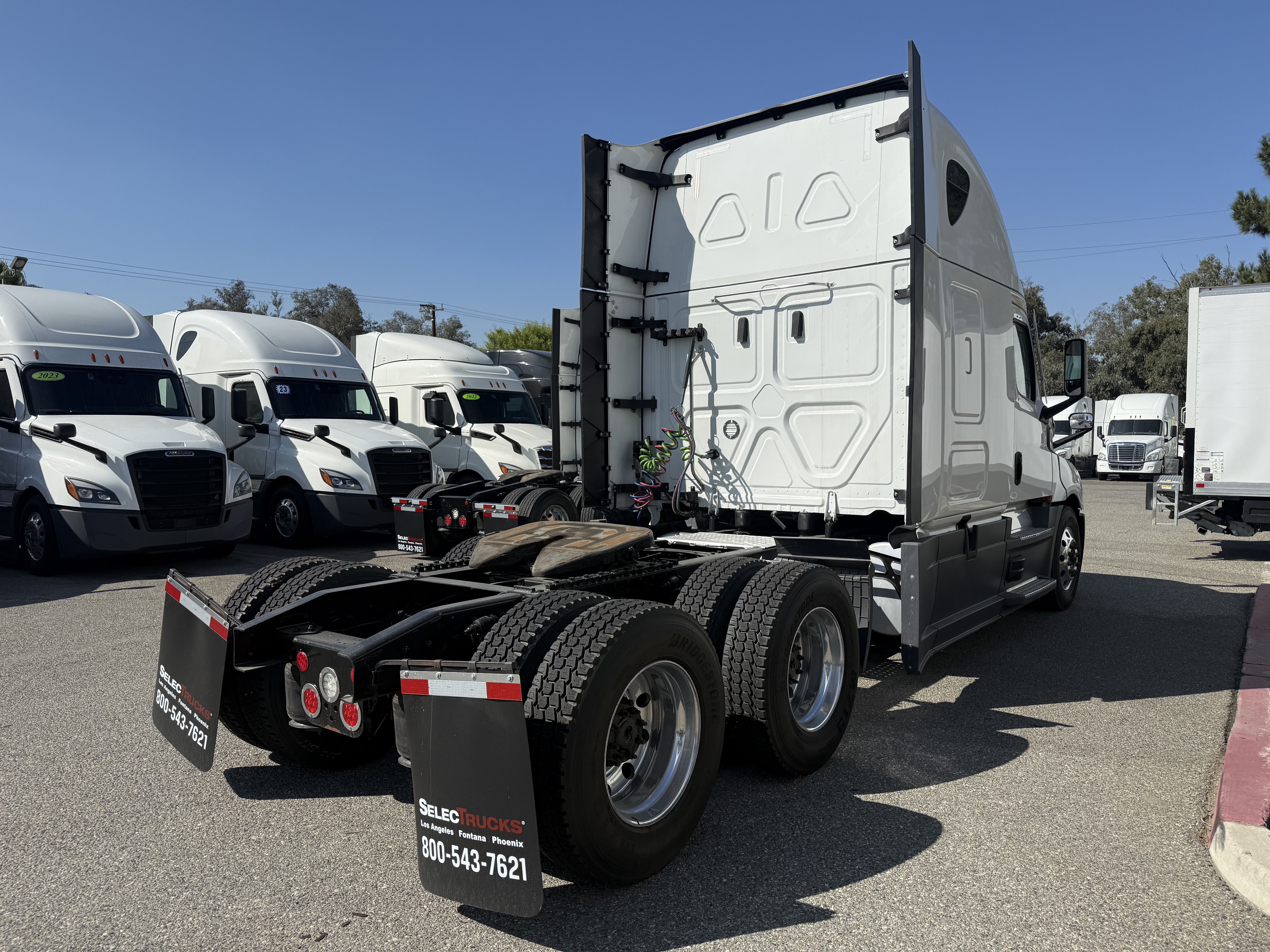 2023 Freightliner Cascadia in Fontana, CA — photo 7