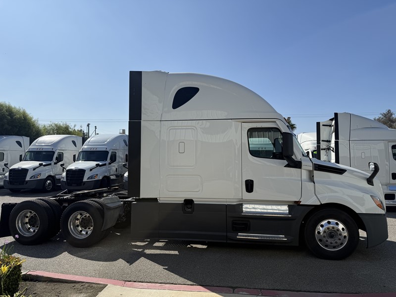 2023 Freightliner Cascadia in Fontana, CA — photo 8