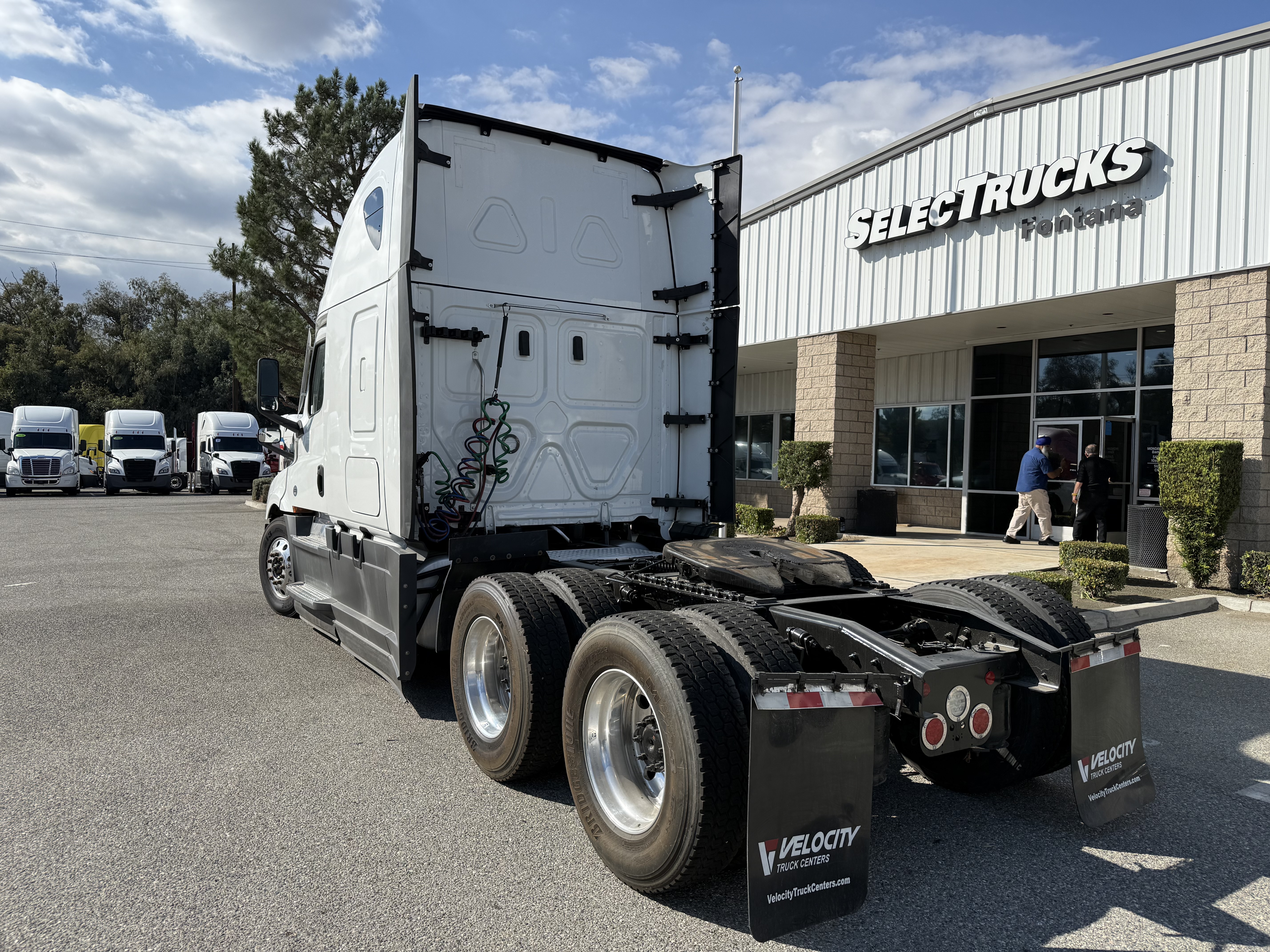 2023 Freightliner Cascadia in Fontana, CA — photo 4