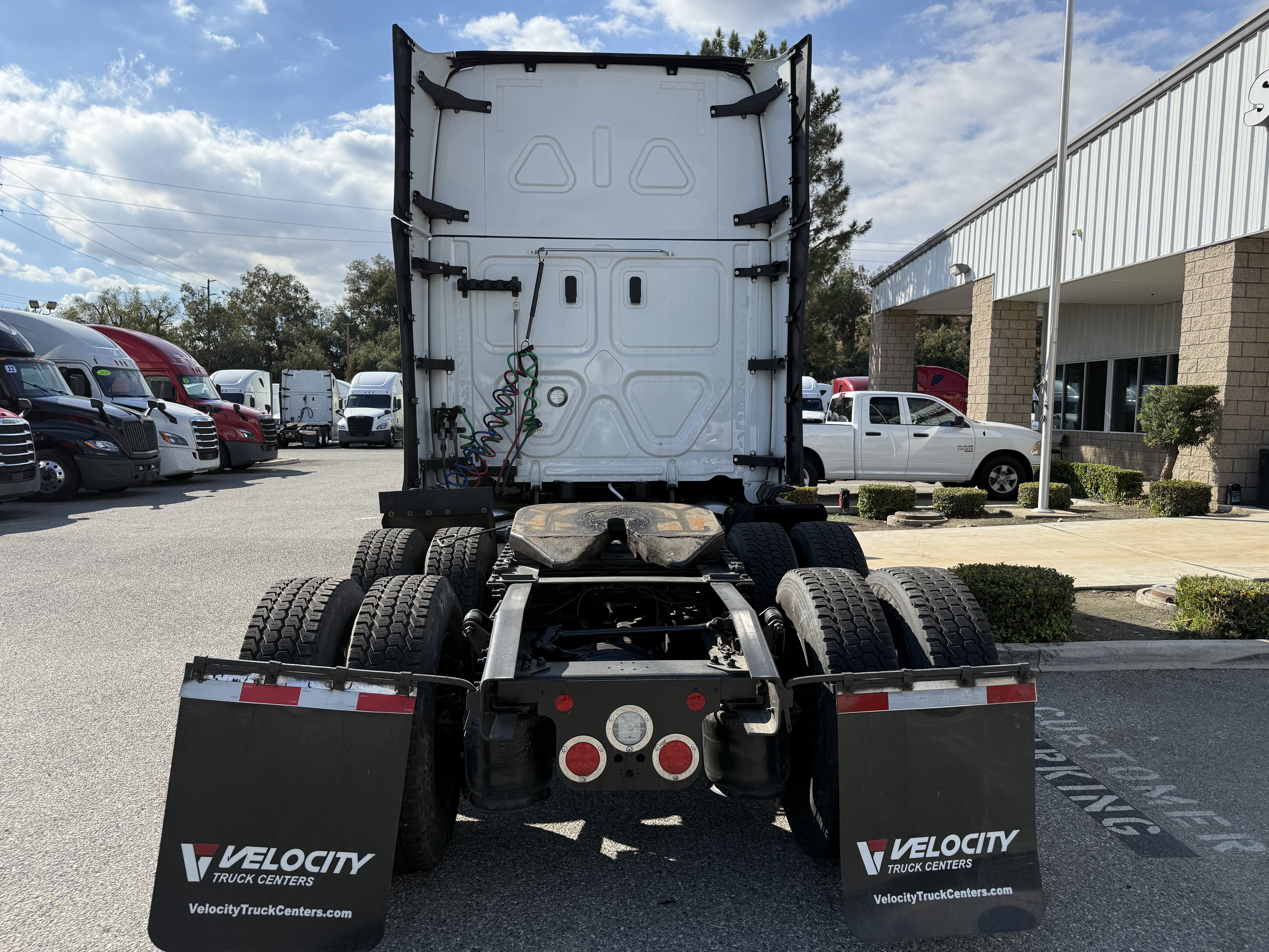 2023 Freightliner Cascadia in Fontana, CA — photo 5
