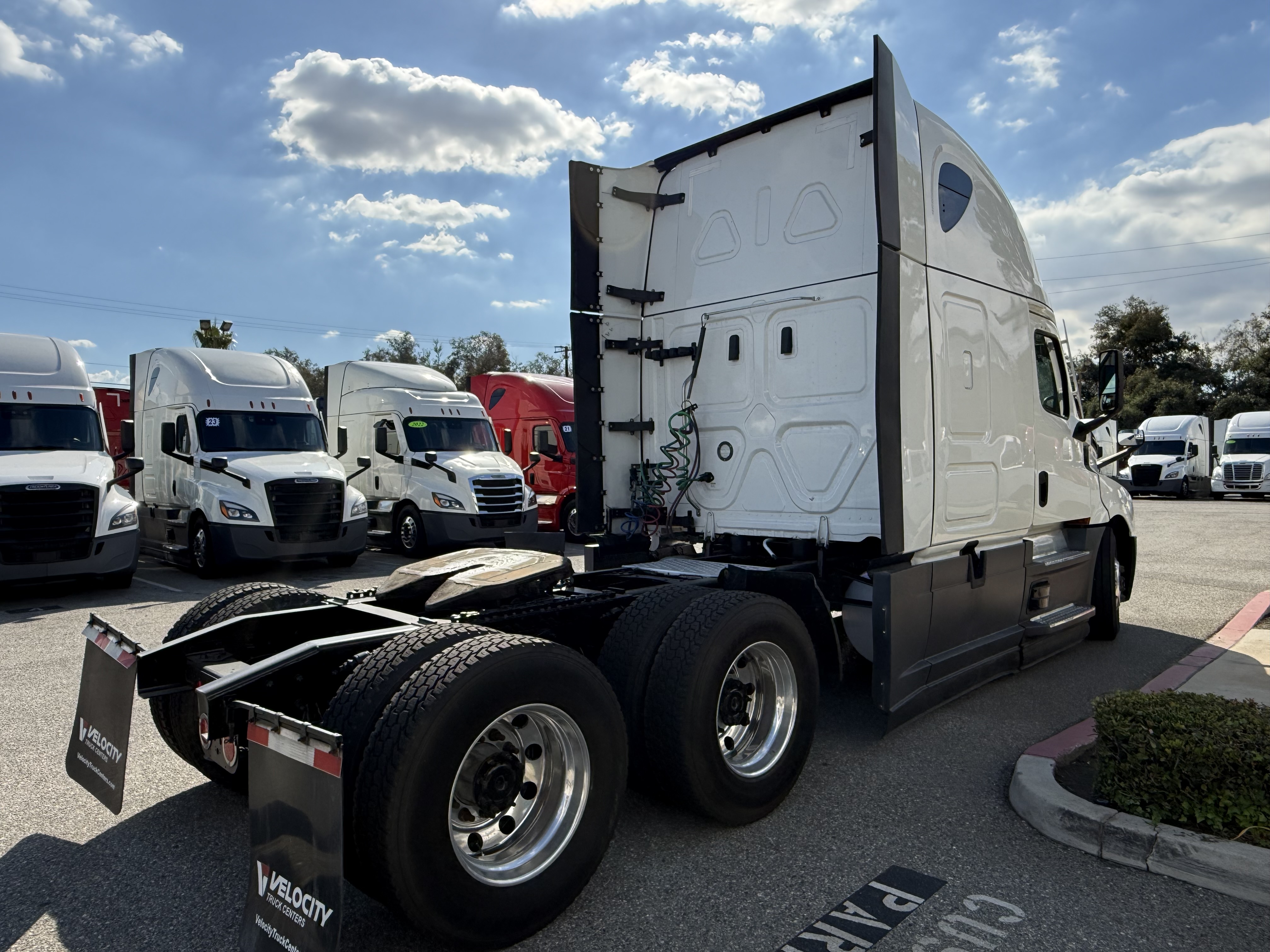 2023 Freightliner Cascadia in Fontana, CA — photo 7